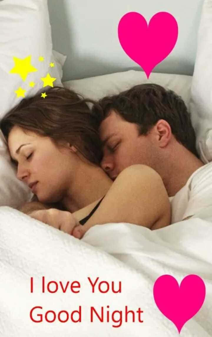 Goodnight Kiss 桌布 壁紙 — 一對情侶在床上安睡，上面覆蓋著粉紅色的心形和黃色的星星，並有文字 I love You Good Night。