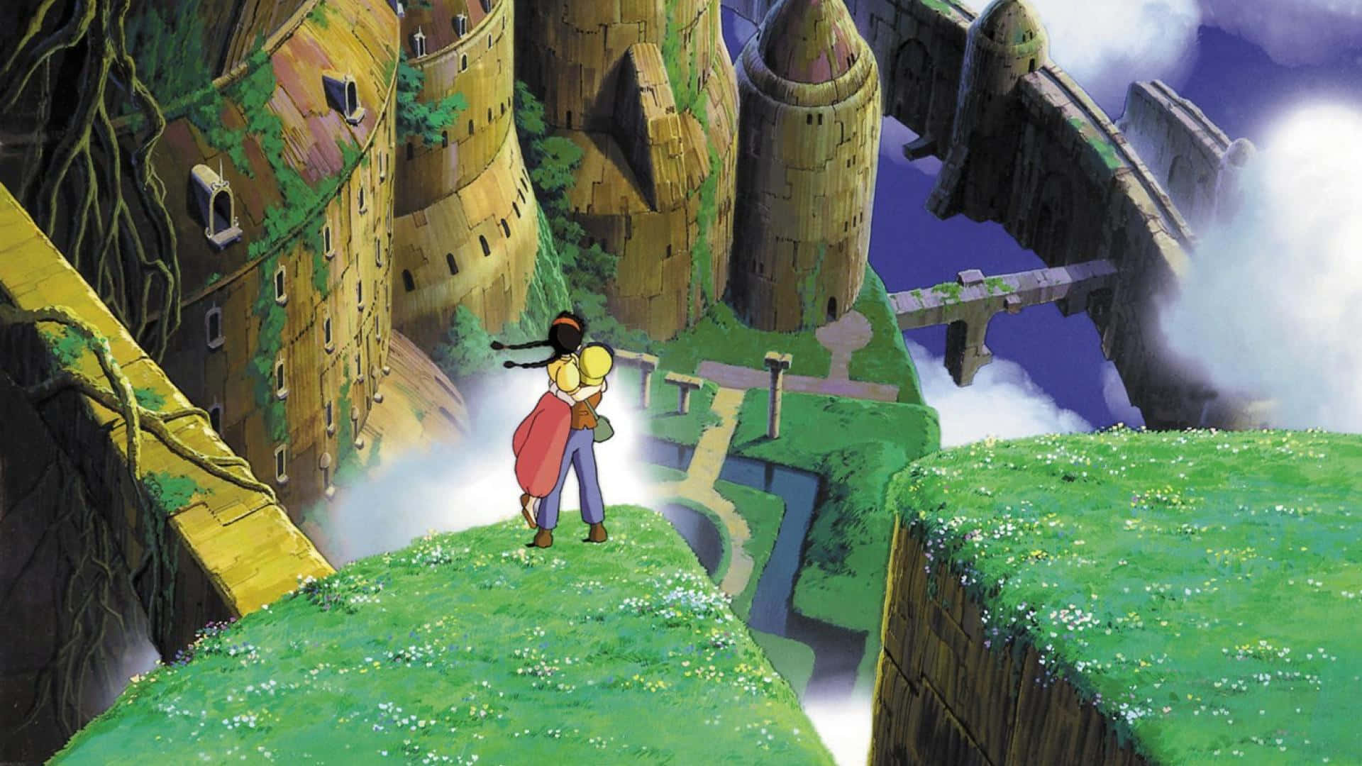 Laputa Castle In The Sky 桌布 壁紙 — 一對情侶在懸崖邊擁抱，俯瞰著一座迷霧籠罩、草木叢生的城堡，有漂浮的石橋和充滿活力的綠植。