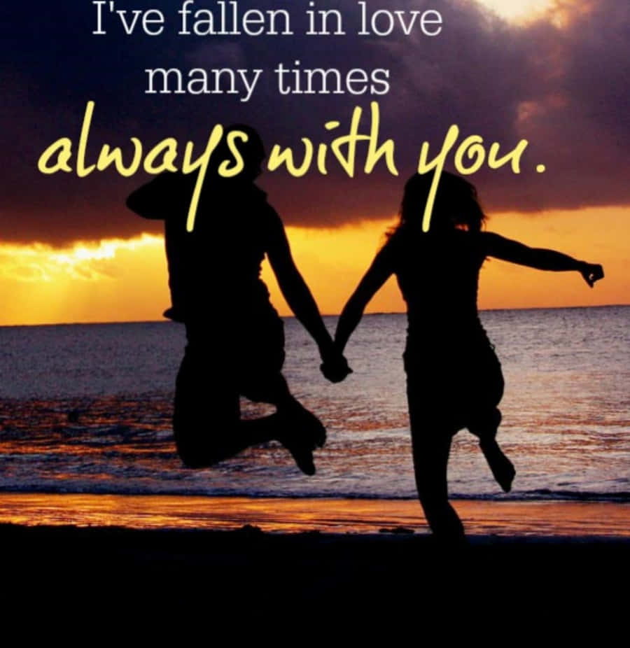 Falling In Love 桌布 壁紙 — 一對情侶在日落時分的沙灘上快樂地跳躍，背景是金色的天空和海洋波浪的剪影。