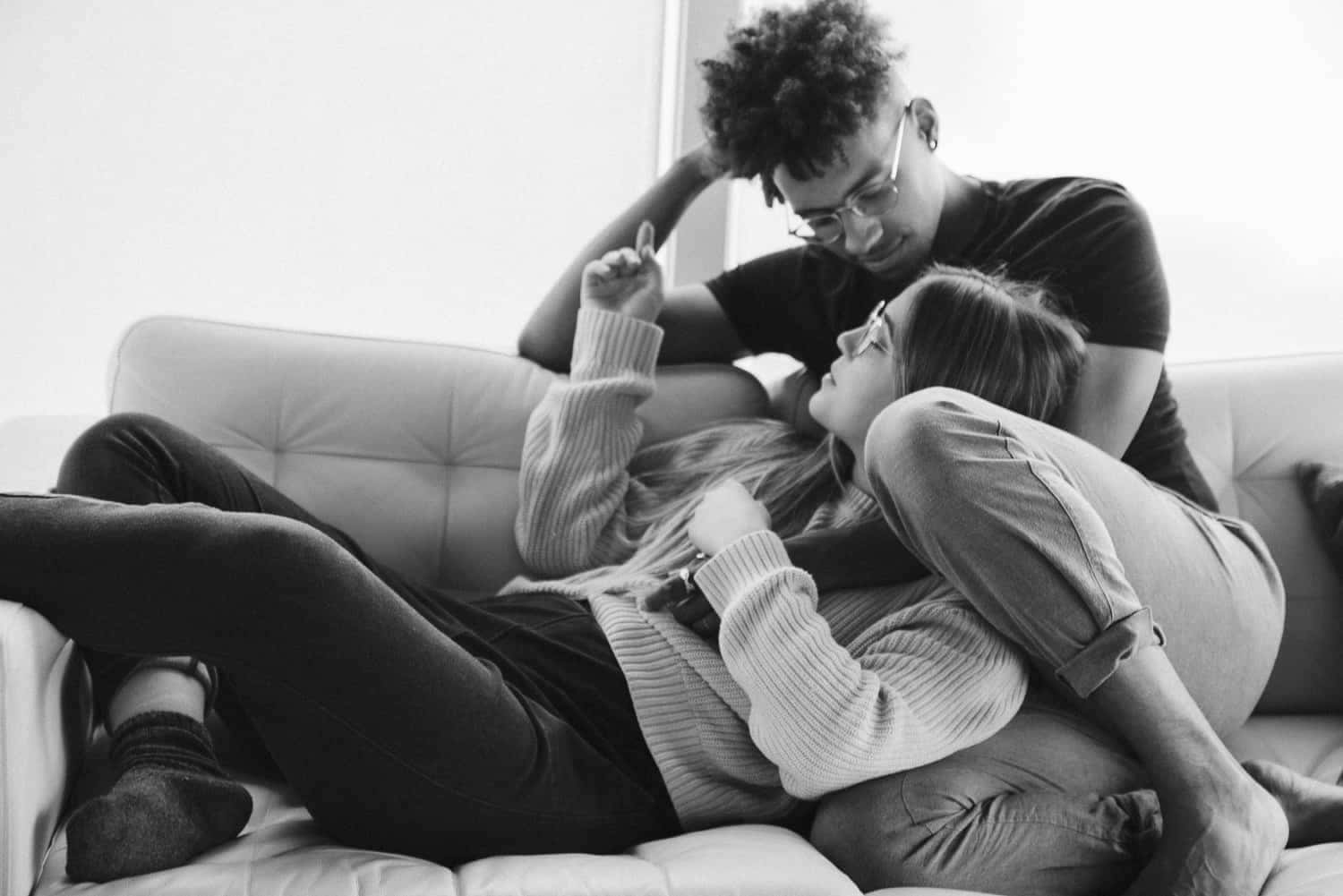 couple love 桌布 壁紙 — 一對情侶在明亮的房間裡的沙發上親密擁抱的黑白照片。