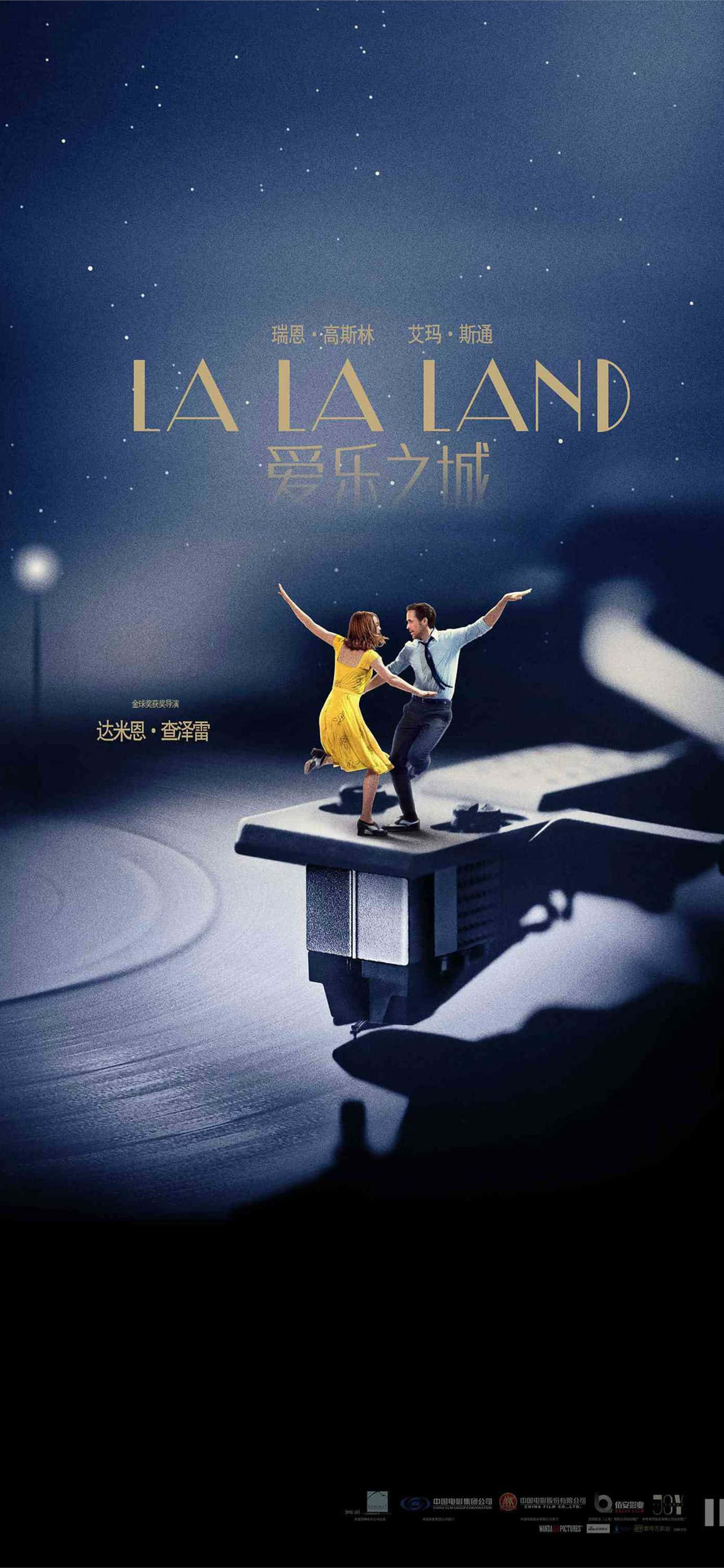 La La Land 4K 桌布 壁紙 — 一對情侶在星空下、閃爍街燈照耀的巨型黑膠唱片上歡快地跳舞。