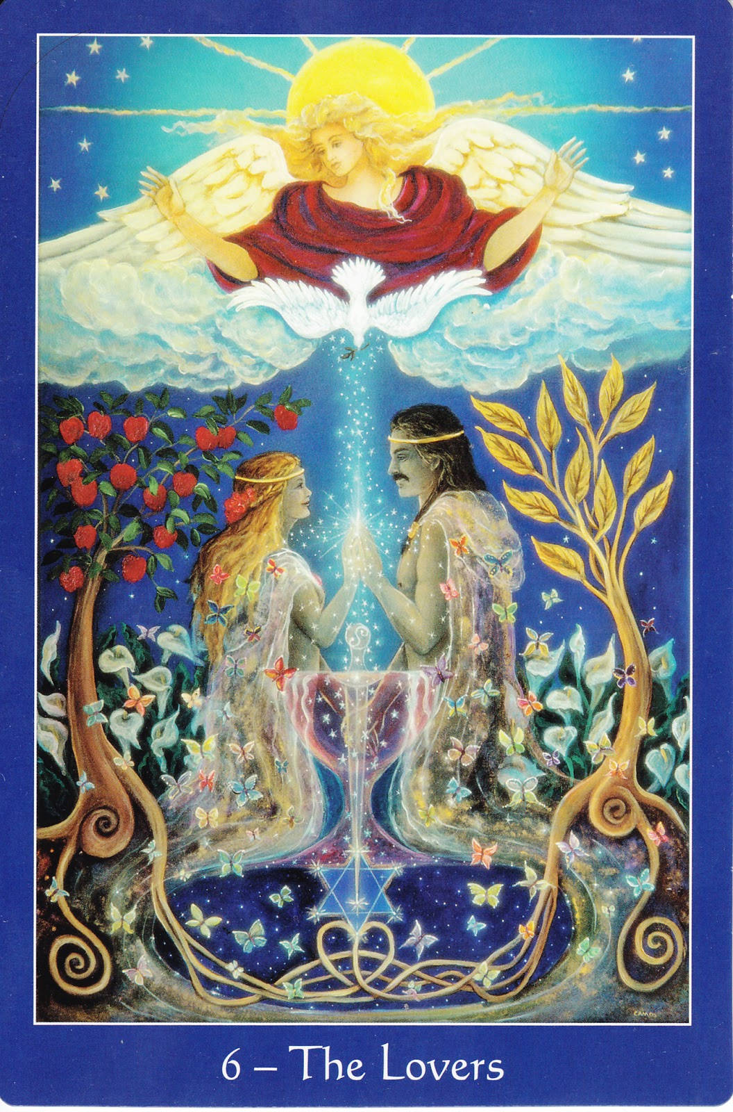 Tarot Card 桌布 壁紙 — 一對情侶在星空下緊握雙手，上方有一位神聖天使，周圍有發光的樹木和蝴蝶。