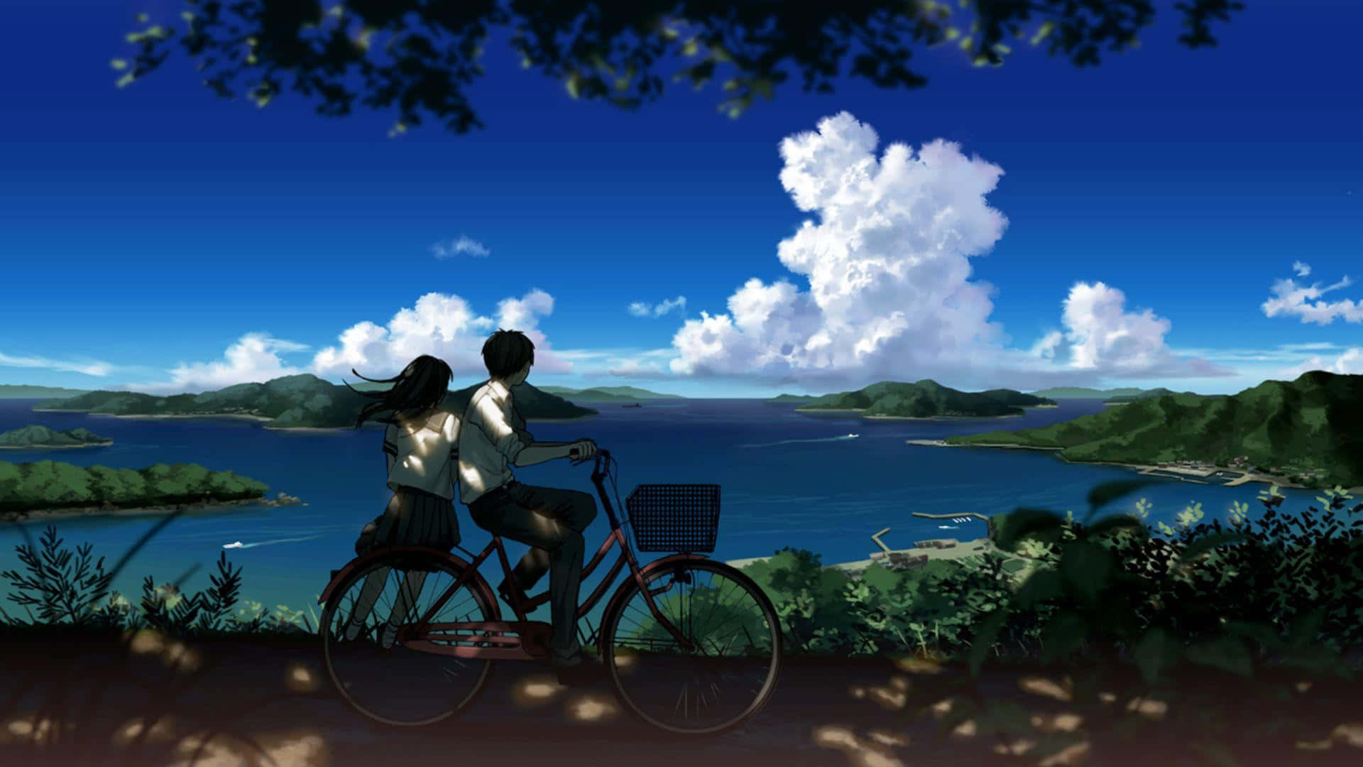 Beautiful Anime 桌布 壁紙 — 一對情侶在晴朗藍天和 fluffy 白雲下，沿著風景優美的海岸小徑騎腳踏車。