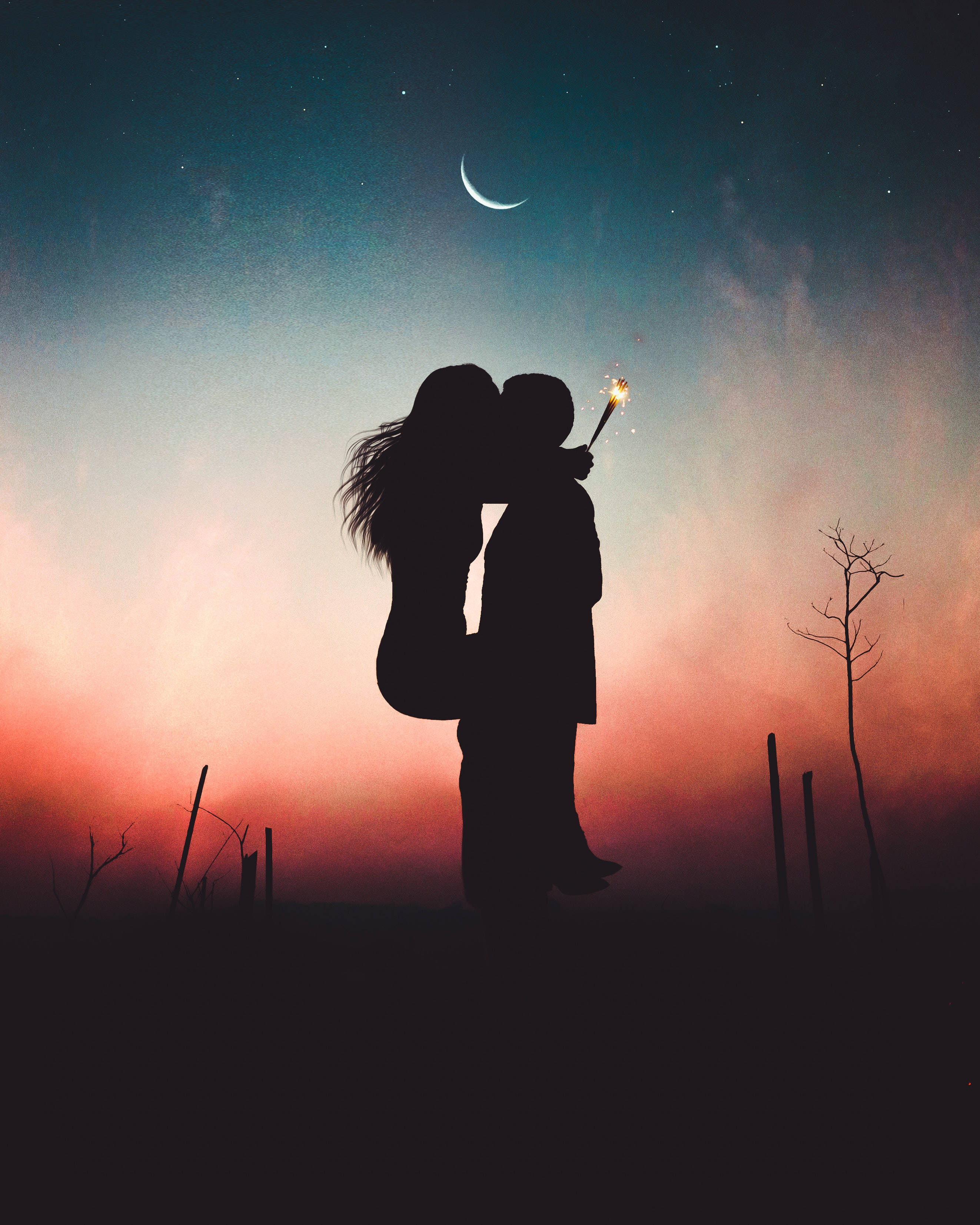 Romantic Love 桌布 壁紙 — 一對情侶在暮色中於新月下接吻，手持煙火的浪漫剪影。