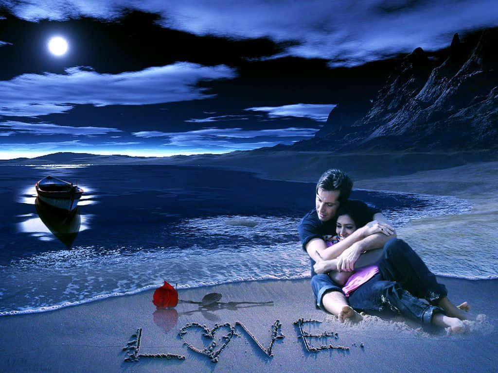Beautiful Romantic 桌布 壁紙 — 一對情侶在月光下的沙灘上擁抱，沙灘上寫著「LOVE」，旁邊有一朵紅玫瑰，附近還有一艘小船漂浮。