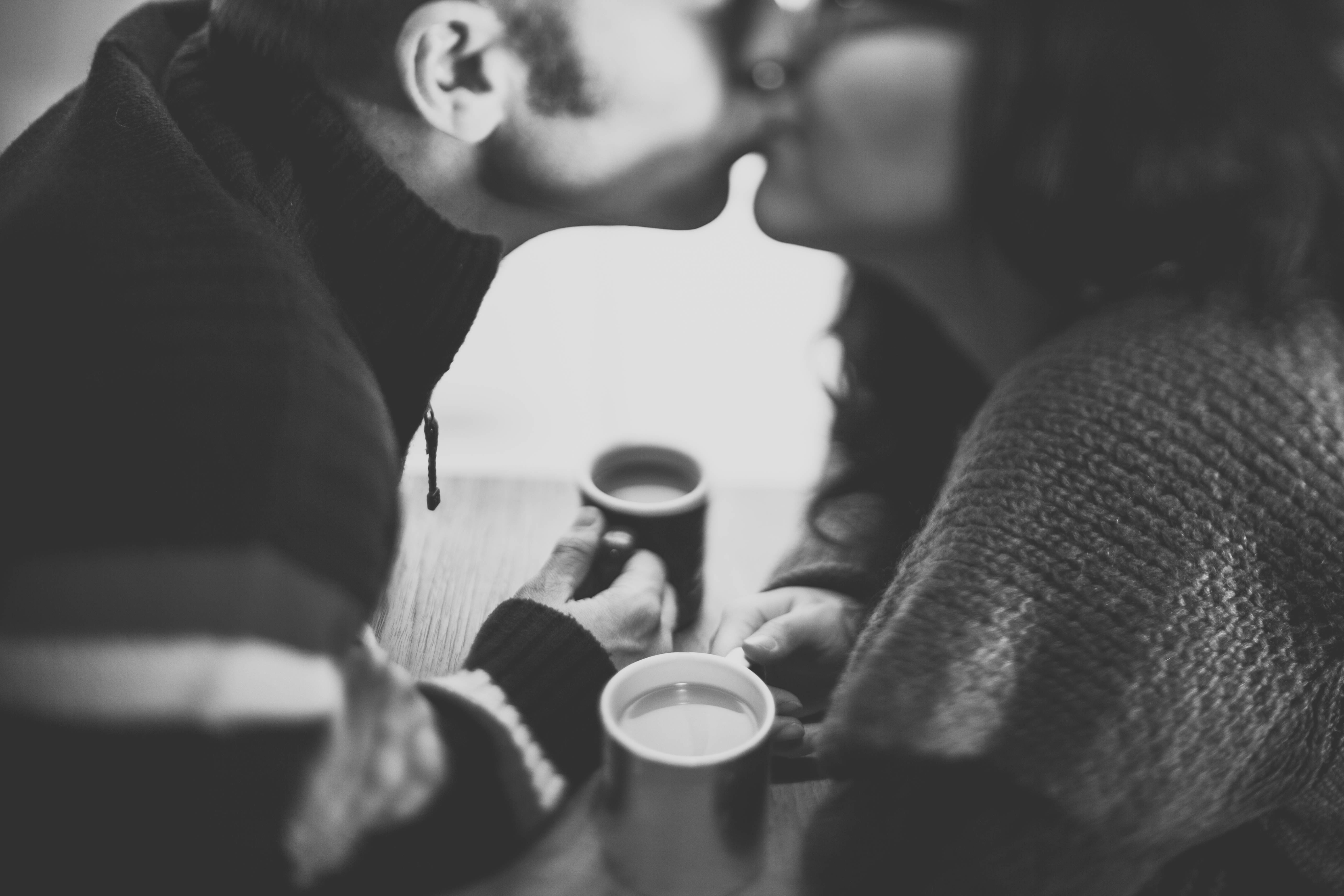 sexy kissing 桌布 壁紙 — 一對情侶在木桌上冒煙的杯子上接吻的黑白親密時刻。