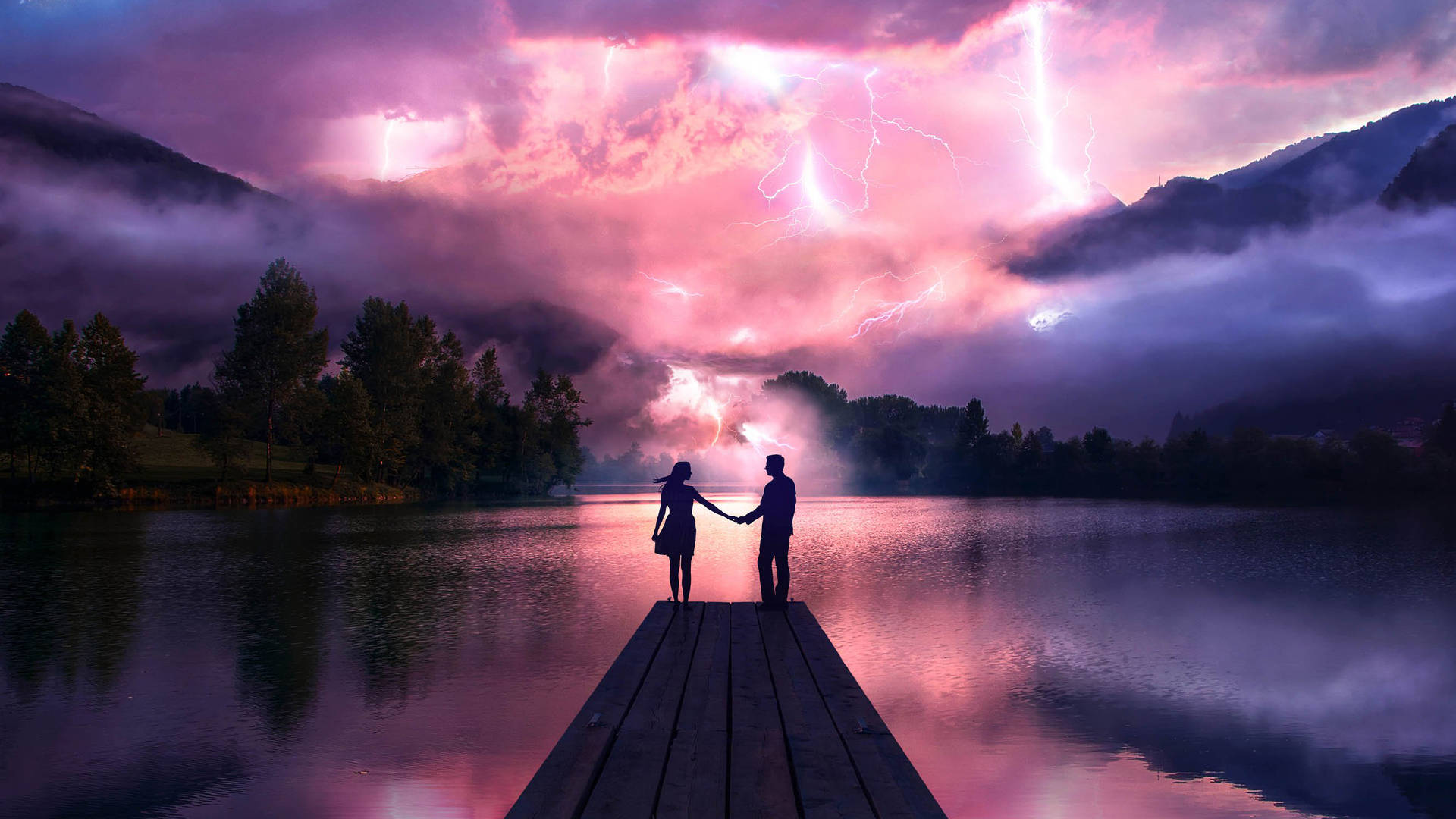 relationship love 桌布 壁紙 — 一對情侶在木製碼頭上牽手，閃電照亮了霧氣瀰漫的湖面上暴風雨的粉紫色天空。