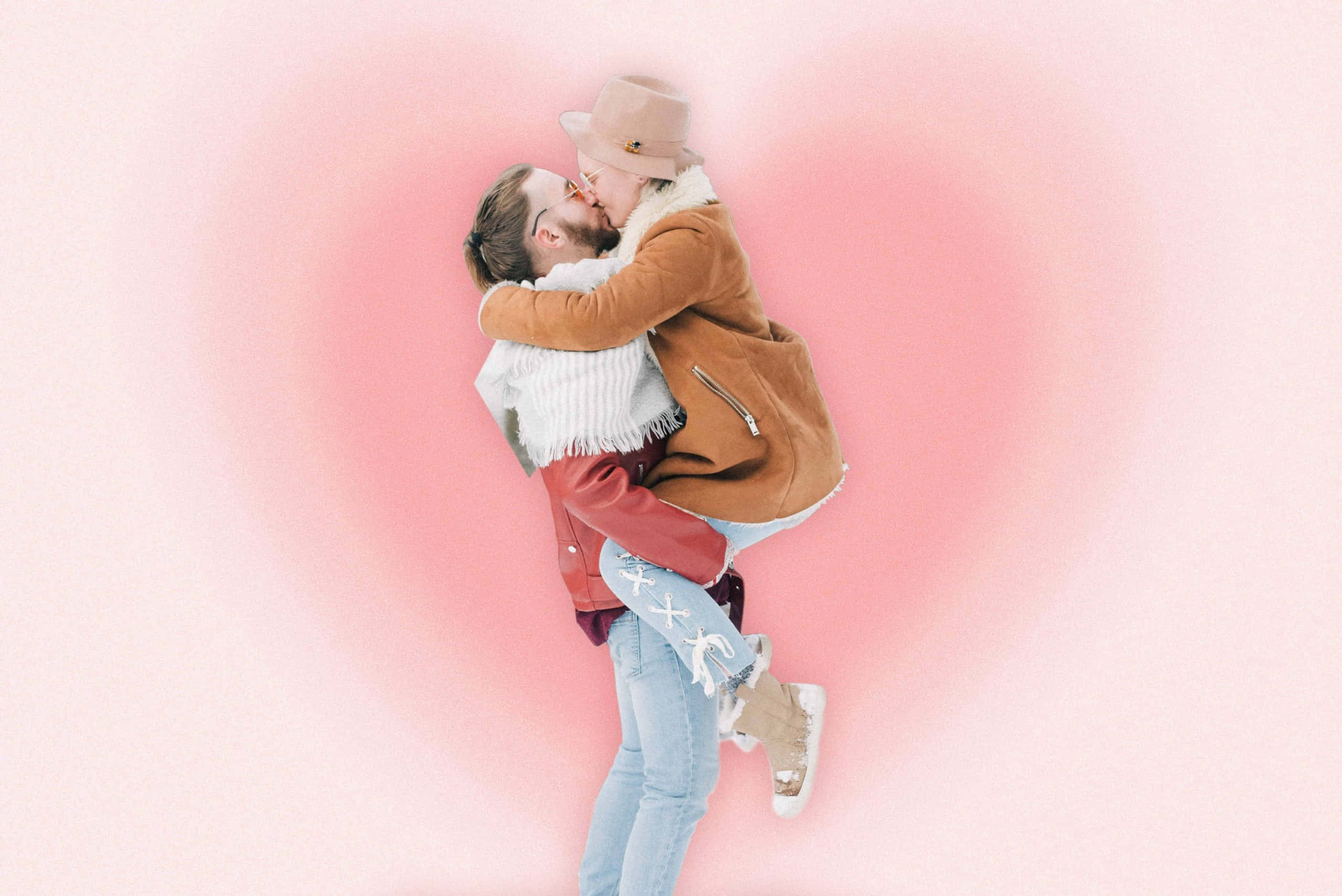 Cute Love 桌布 壁紙 — 一對情侶在柔和粉紅色心形光芒中，在溫暖燈光下深情接吻。