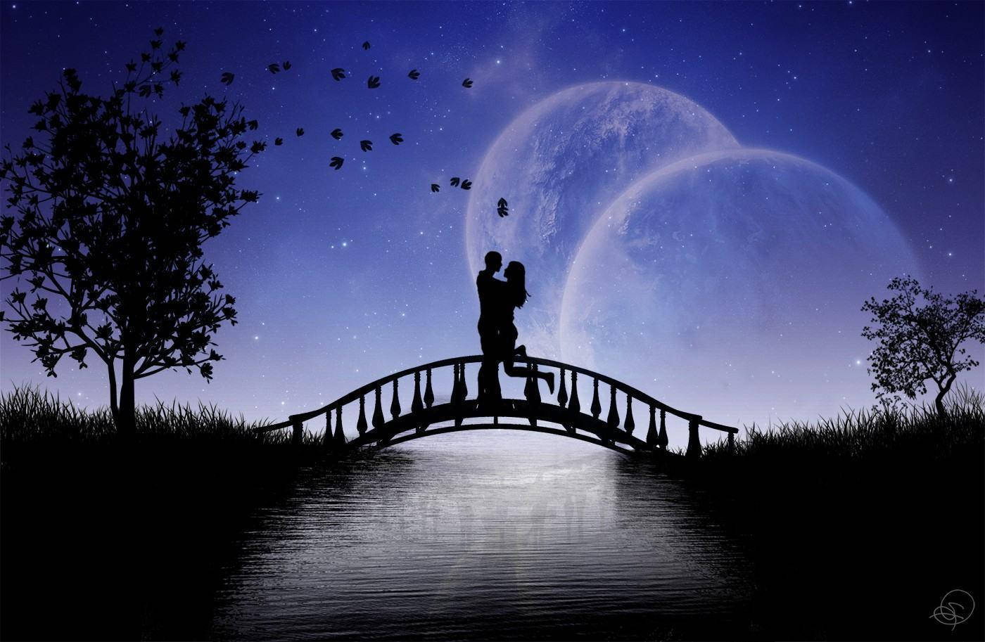 Romantic Couples 桌布 壁紙 — 一對情侶在橋上擁抱的浪漫剪影，背景是星空、兩個大月亮和飄落的樹葉。