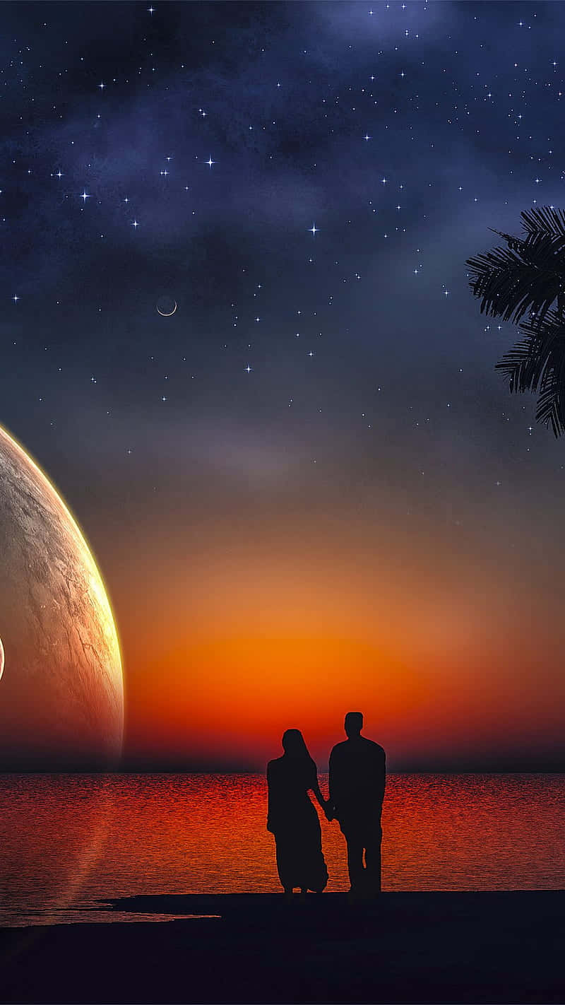 Silhouette 桌布 壁紙 — 一對情侶在海灘上牽手，一顆巨大行星在繁星點點的暮色天空下從地平線升起。