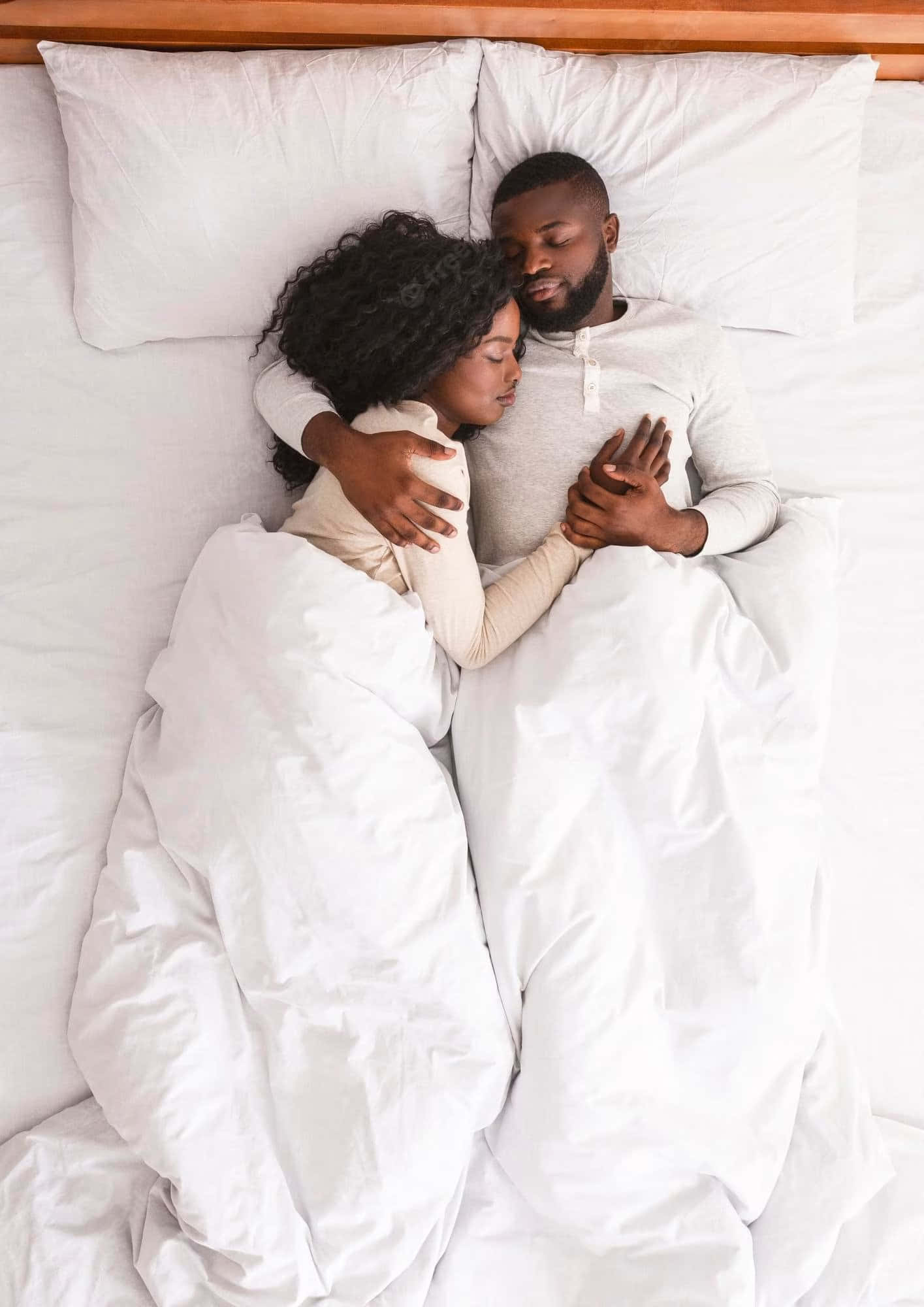Cuddle 桌布 壁紙 — 一對情侶在白色床單包裹的床上安睡，頭頂是木製床頭板。