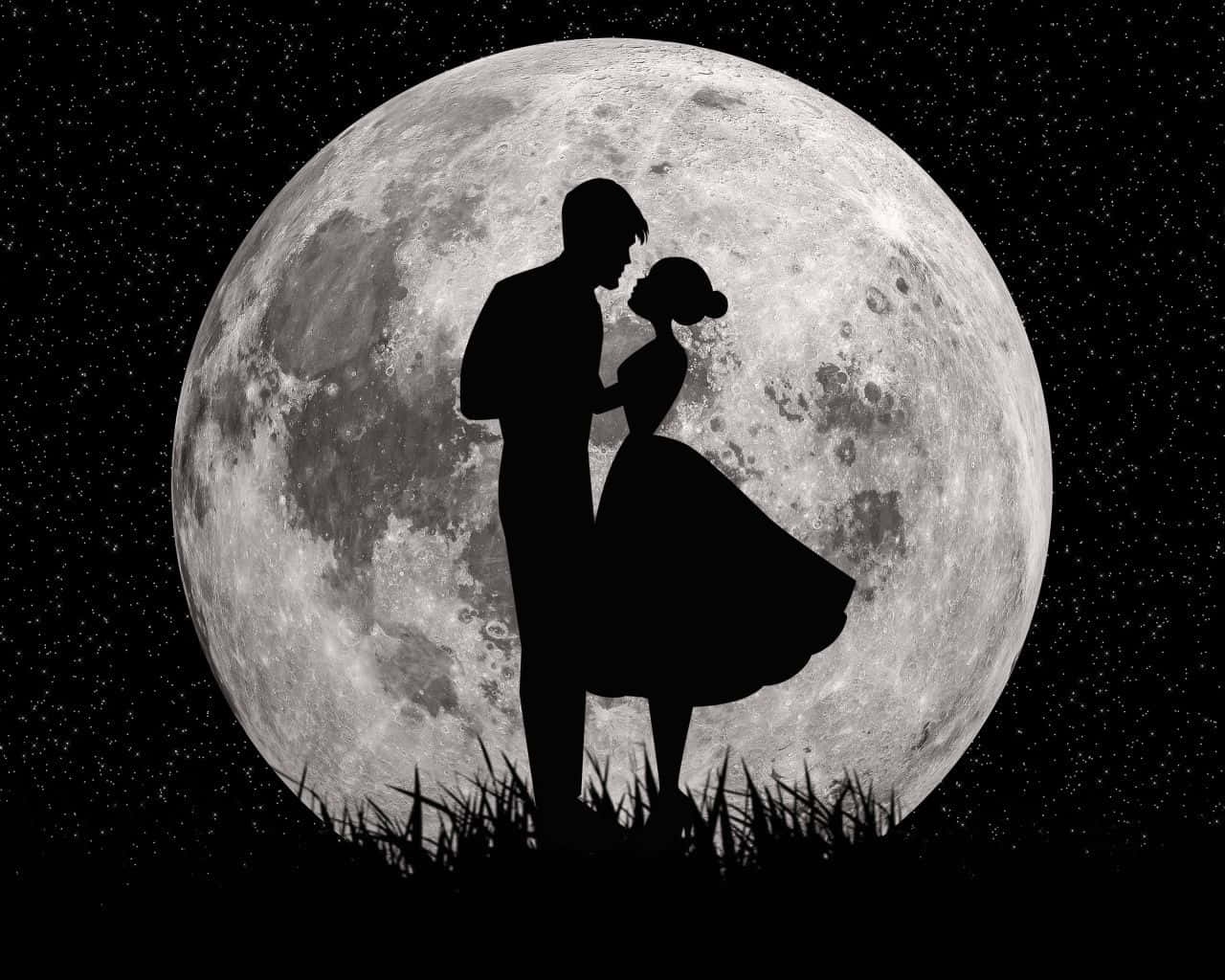 Lovers 桌布 壁紙 — 一對情侶在繁星點點的夜空下，於巨大而細節豐富的月亮下擁抱的浪漫剪影。