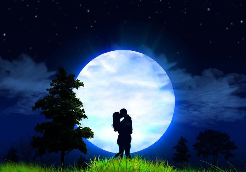 Moonlight 桌布 壁紙 — 一對情侶在繁星點點的夜空中，於巨大發光的月亮下接吻的浪漫剪影，伴隨著發光的草地。