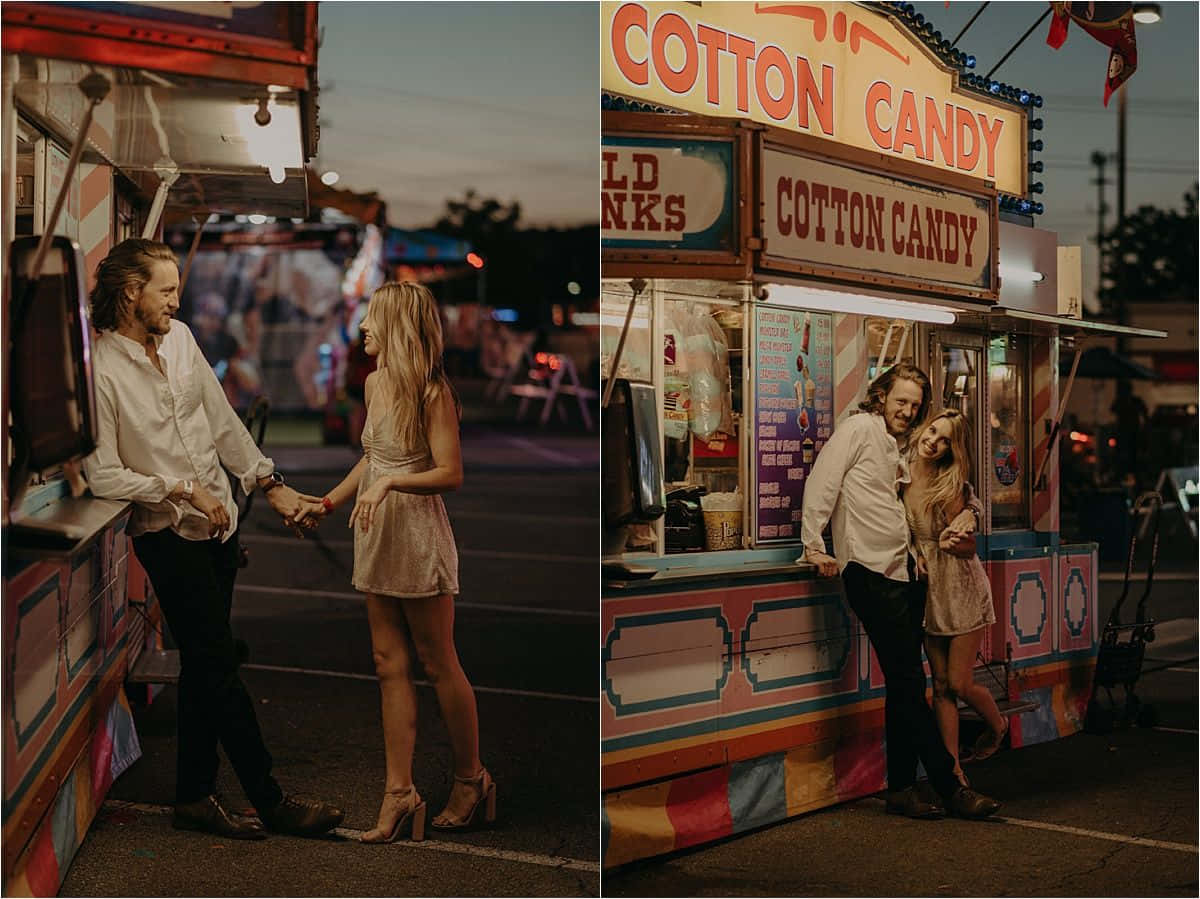 Carnival 桌布 壁紙 — 一對情侶在色彩繽紛的棉花糖車前，於暮色嘉年華燈光的溫暖照耀下，分享著溫柔的時刻。