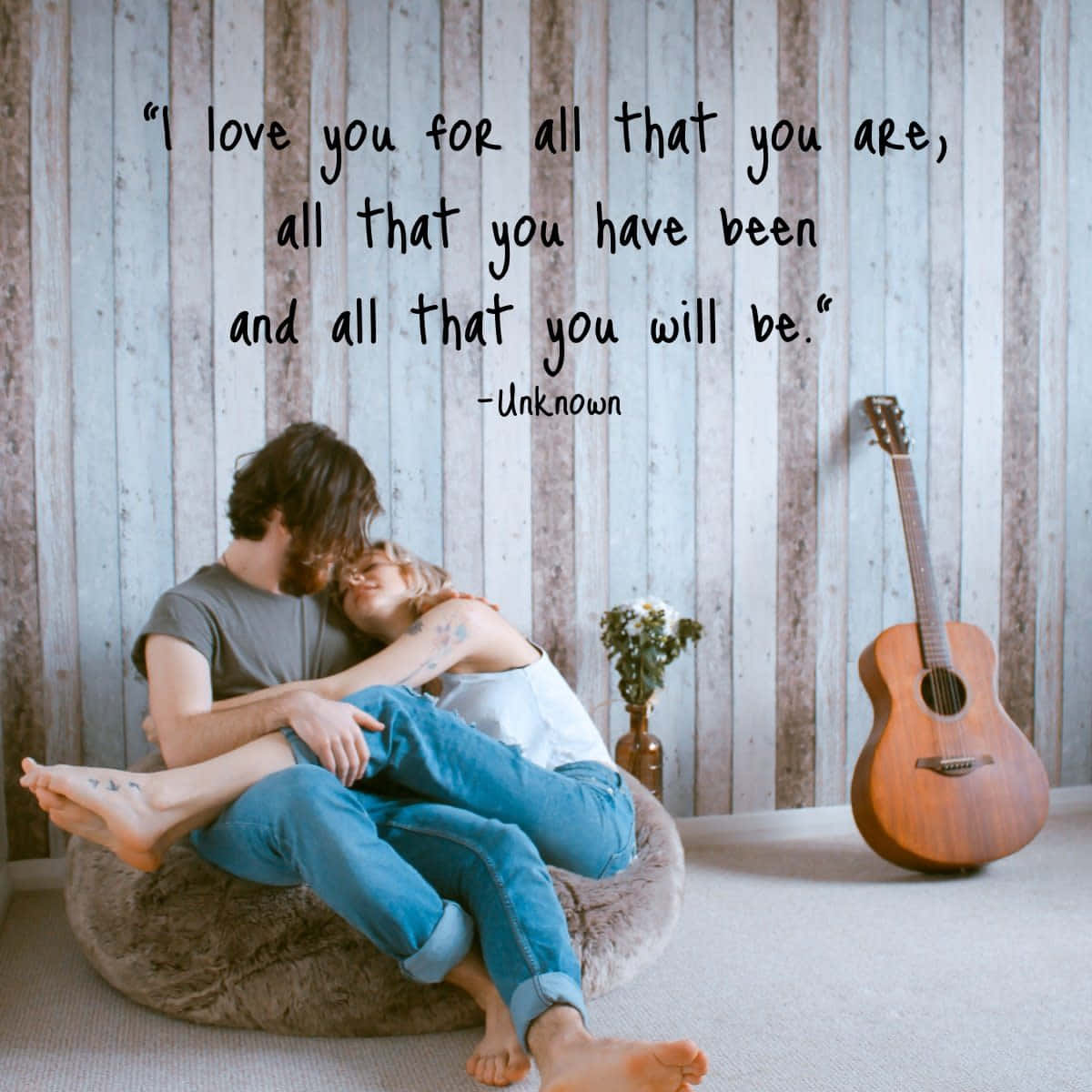 Romantic Love 桌布 壁紙 — 一對情侶在豆袋椅上溫柔擁抱，背景是風化的木牆，旁邊有一把吉他。