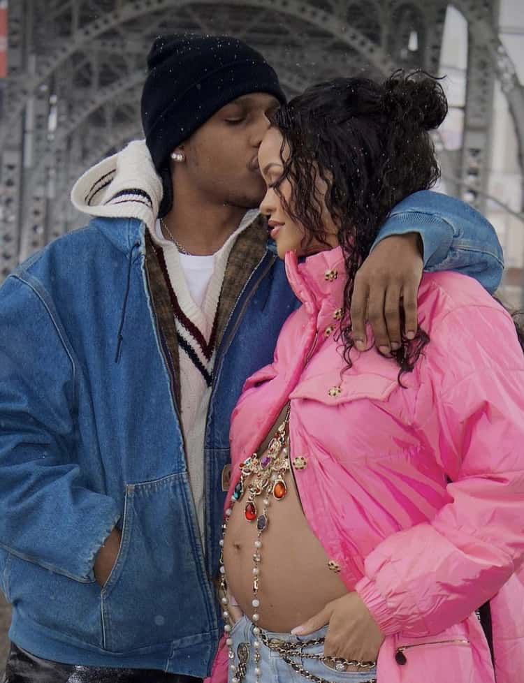 Beautiful Couple 桌布 壁紙 — 一對情侶在金屬橋附近飄雪中擁抱，男人親吻女人的額頭。