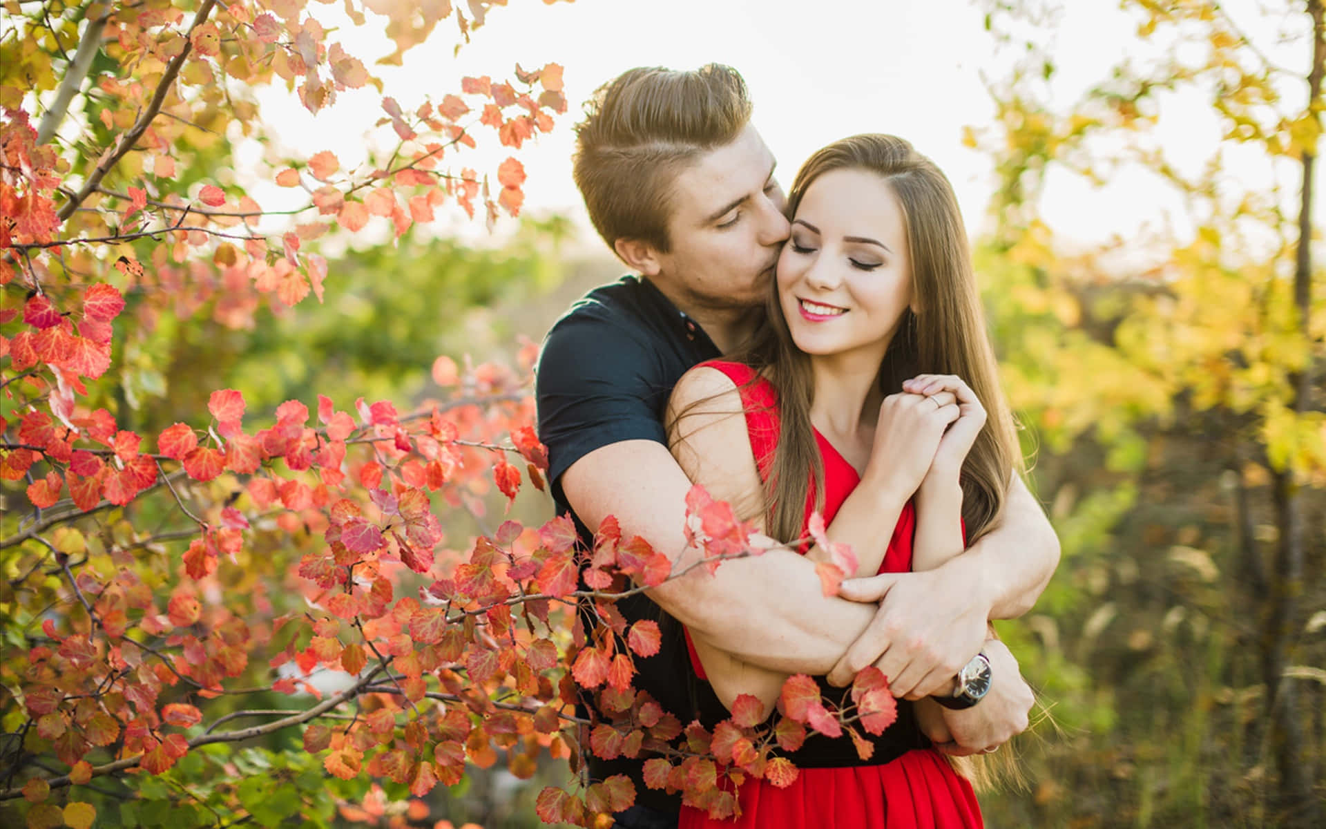 Romantic Love 桌布 壁紙 — 一對情侶在金色夕陽下，於鮮豔的秋葉中溫暖擁抱。