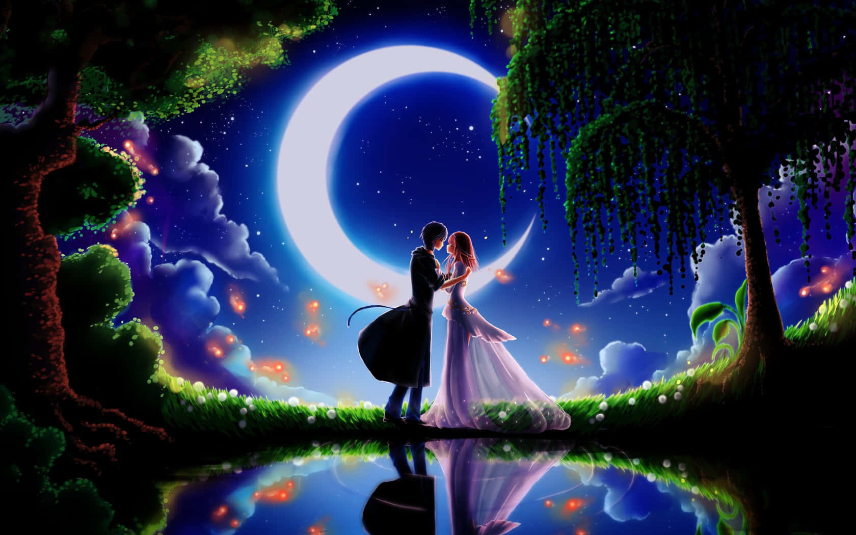 Lovers 桌布 壁紙 — 一對情侶在閃爍的彎月下擁抱，彎月倒映在寧靜的池塘中，池塘周圍環繞著茂密的樹木和漂浮的燈光。