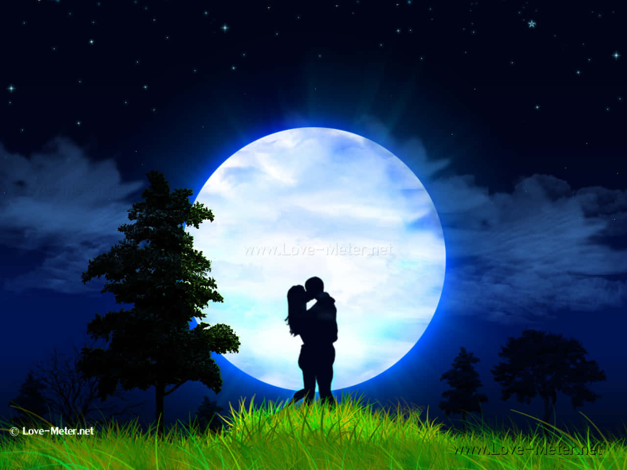 Beautiful Romantic 桌布 壁紙 — 一對情侶在閃爍的滿月下親吻的浪漫剪影，夜空中有星星和樹木。
