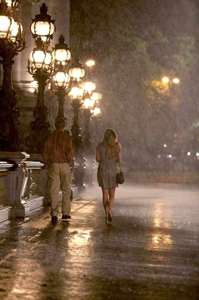 情侶 桌布 壁紙 — 一對情侶在閃爍的街燈下走遠，雨水在夜間劃過濕漉漉的路面。