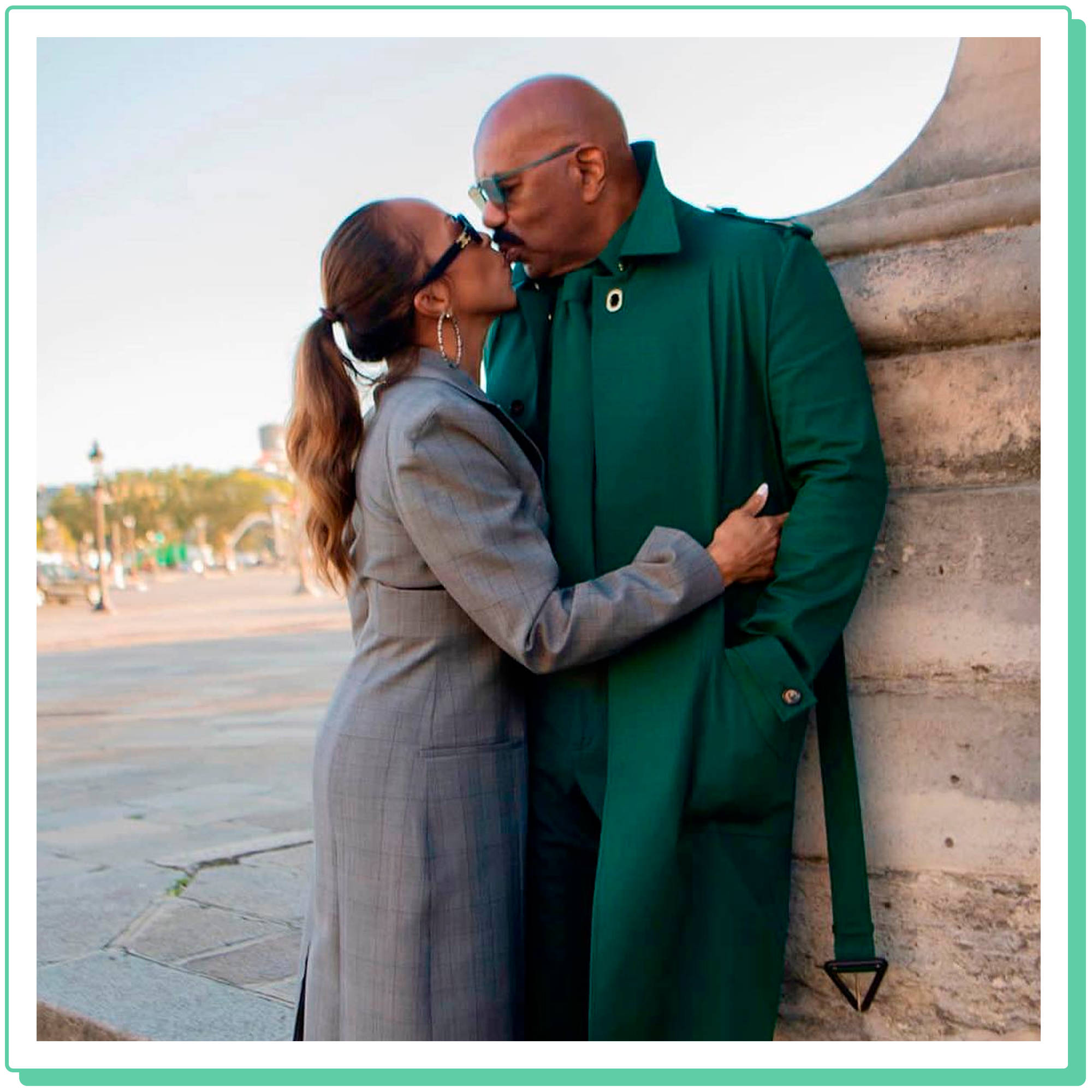steve harvey 桌布 壁紙 — 一對情侶在陽光普照的城市廣場上，靠著石柱親吻。