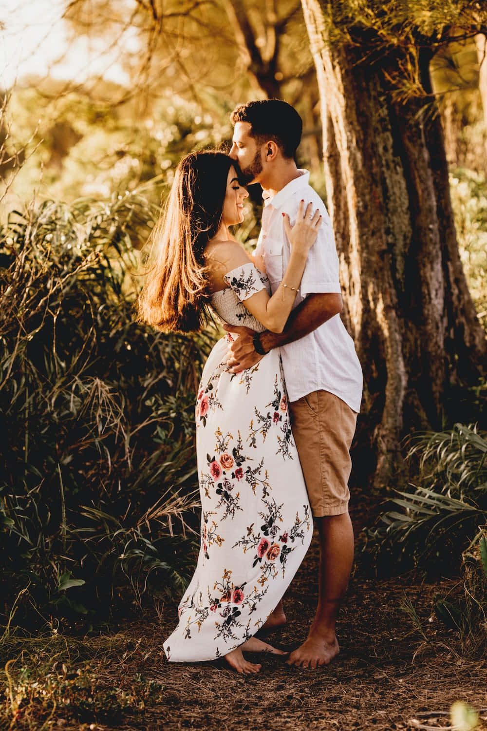 Beautiful Couple 桌布 壁紙 — 一對情侶在陽光普照的森林中溫柔擁抱，金色光線穿過樹木。