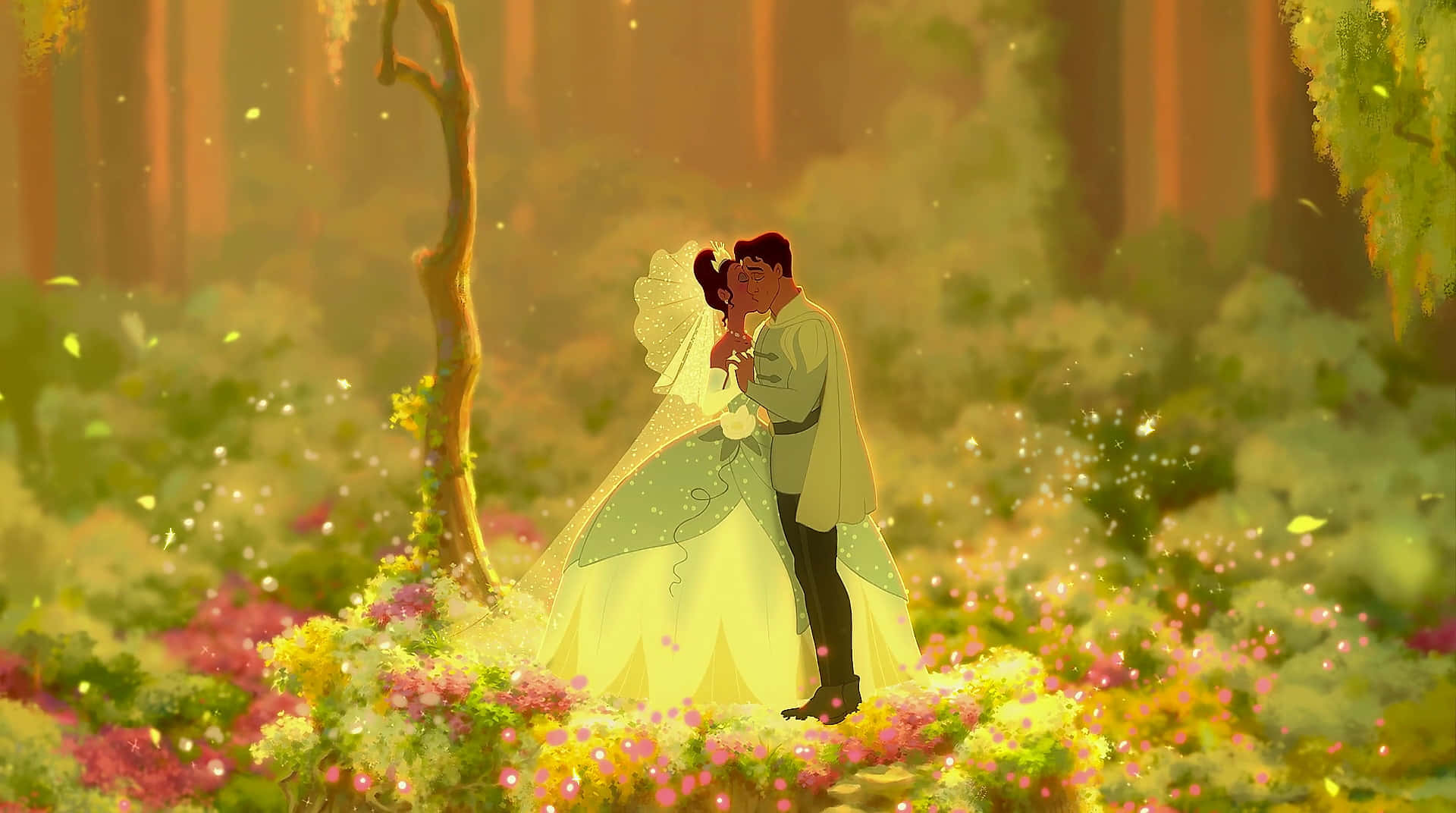 princess and the frog 桌布 壁紙 — 一對情侶在陽光普照的森林空地中親吻，周圍環繞著色彩繽紛的花朵和發光的粒子。