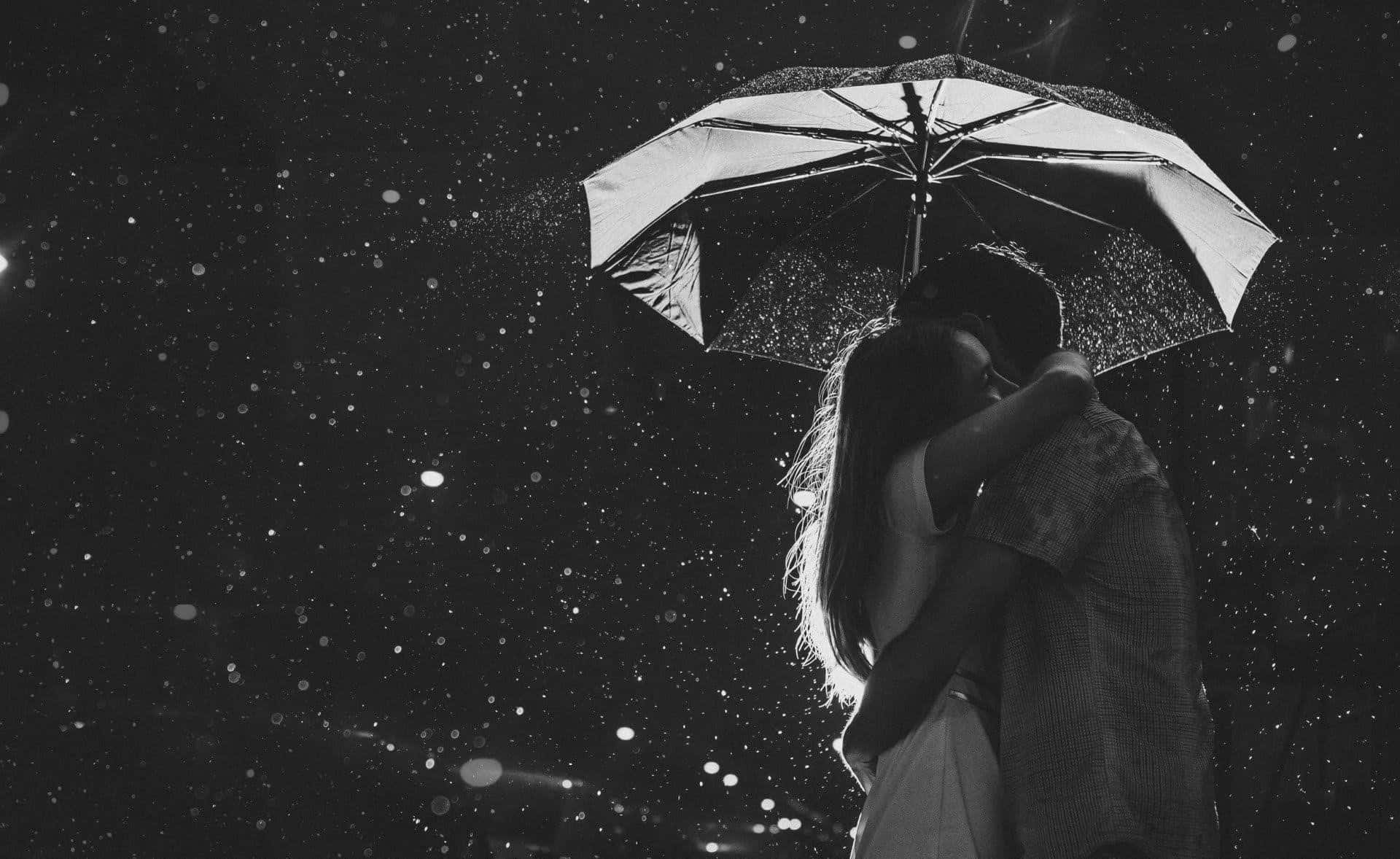 Lovers 桌布 壁紙 — 一對情侶在雨中的黑白夜景下撐著傘擁抱。