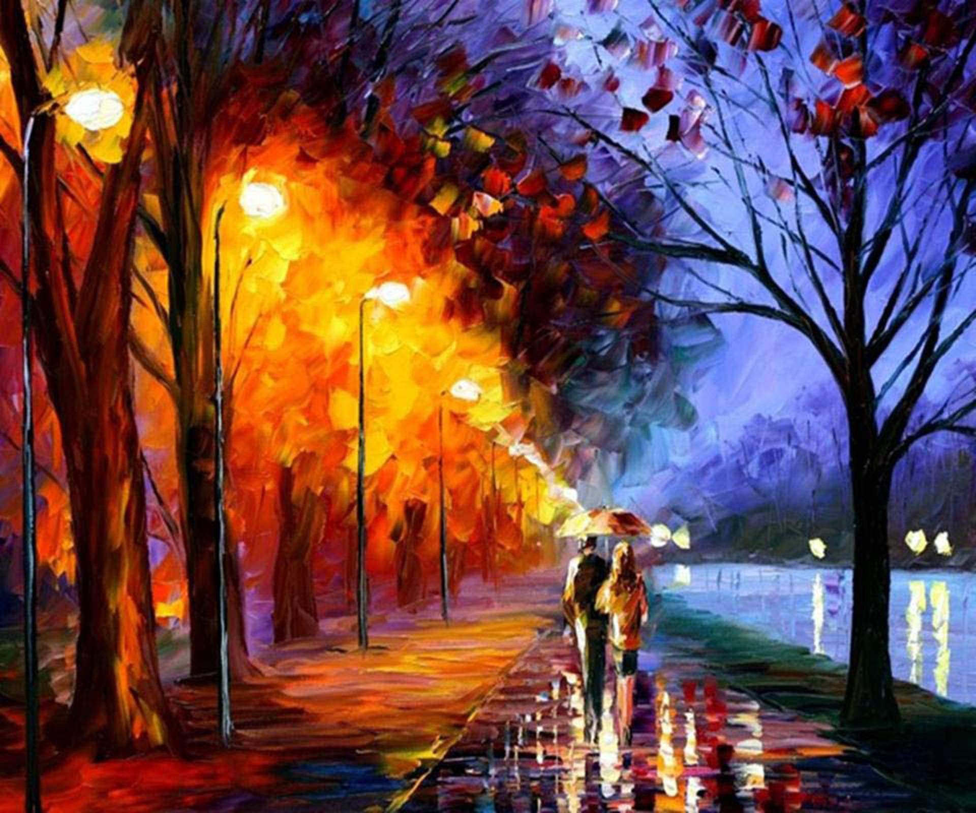 Romantic Love 桌布 壁紙 — 一對情侶在雨傘下沿著潮濕的秋日小徑行走，小徑被溫暖的路燈照亮，燈光倒映在水坑中。