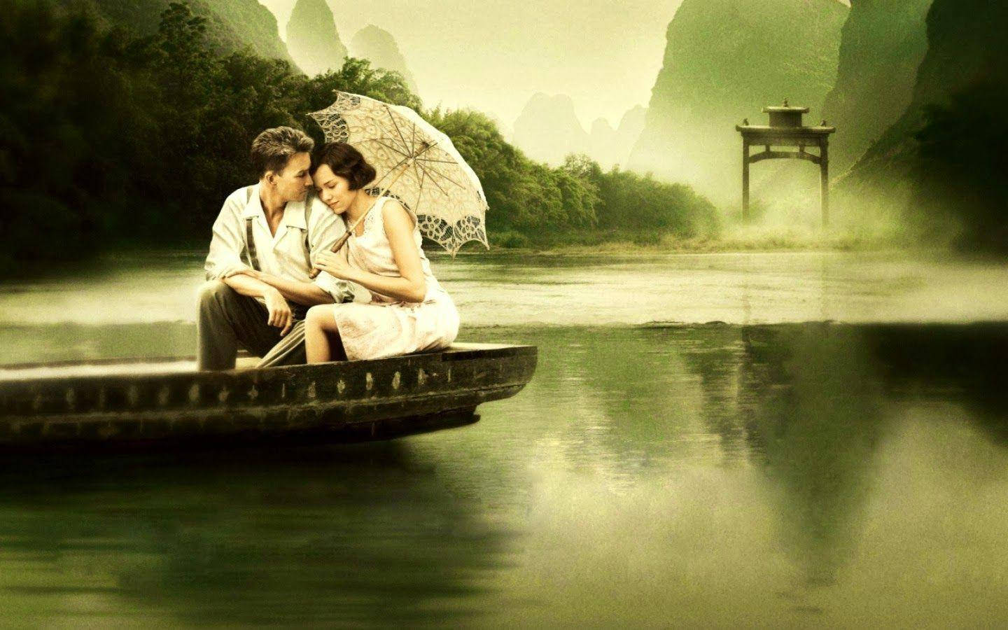 Romantic Couples 桌布 壁紙 — 一對情侶在霧氣瀰漫的河船上，在蕾絲陽傘下分享親密時刻，四周是高聳的喀斯特山脈。