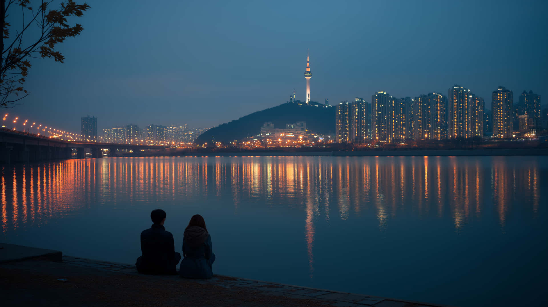 Evening Romance by City River: Seoul Skyline Reflection 壁紙 — 一對情侶在黃昏時分坐在河邊，剪影映襯著城市燈光在平靜水面上反射，山頂上的塔樓閃閃發光。