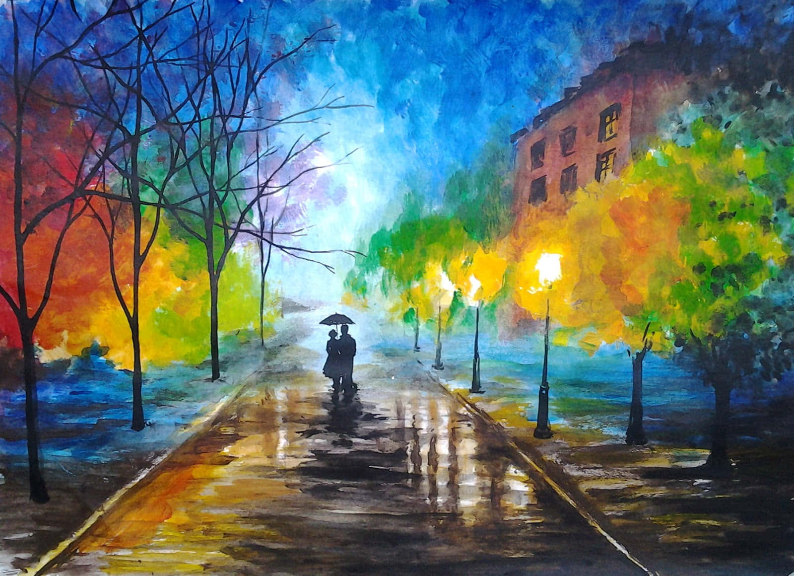 Watercolor 桌布 壁紙 — 一對情侶在黃昏時分撐著傘，沿著一條被雨水打濕的街道行走，街道兩旁是色彩繽紛的樹木和發光的街燈。