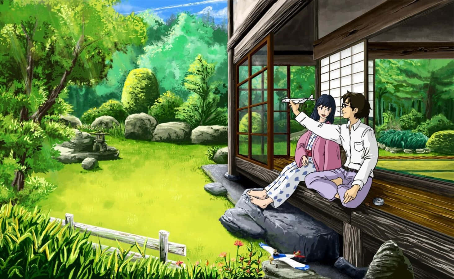 Hayao Miyazaki Movies 桌布 壁紙 — 一對情侶坐在木製門廊上，在晴朗的藍天下向充滿活力的綠色日本花園發射紙飛機。