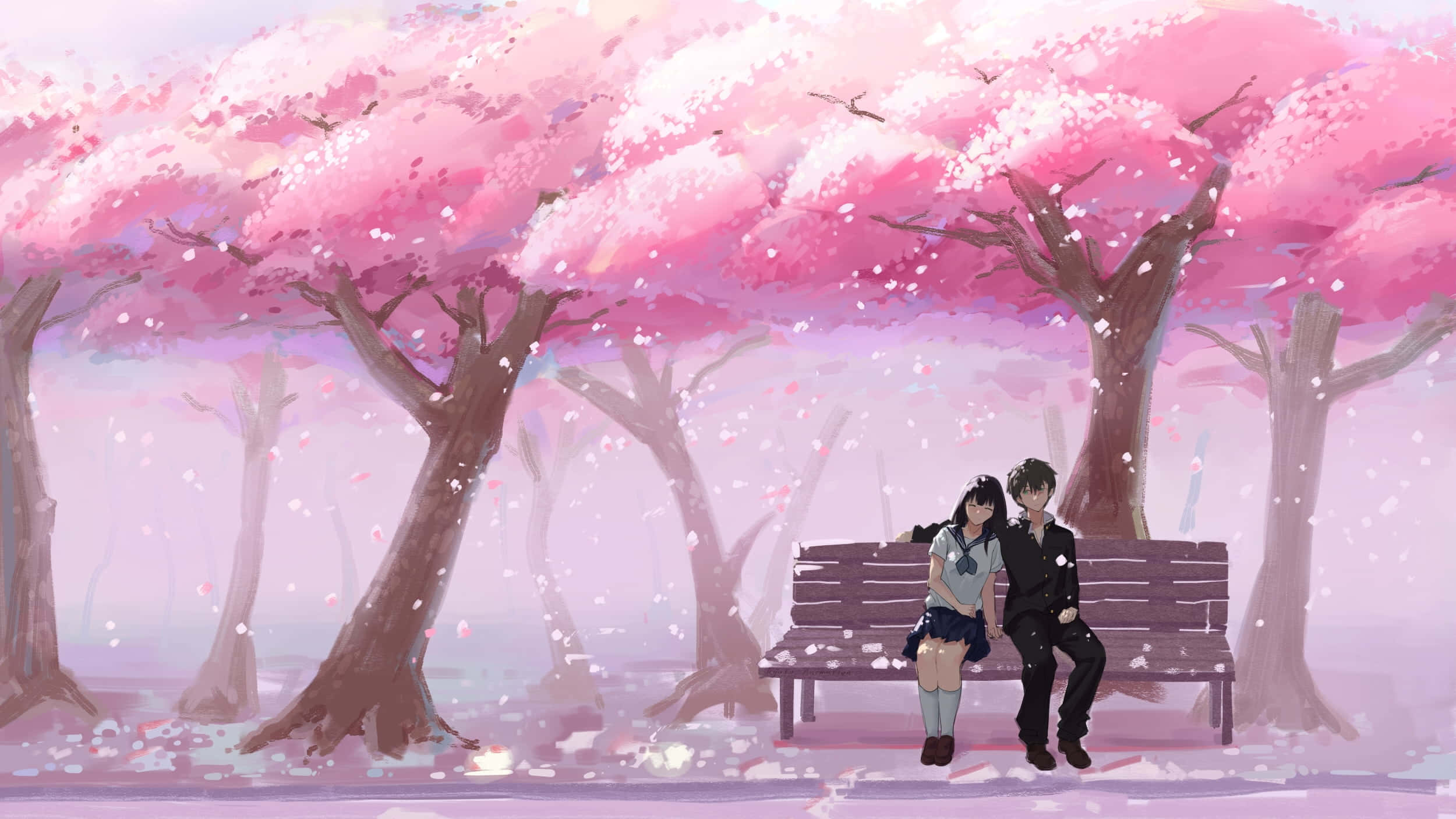 Anime Cherry Blossom 桌布 壁紙 — 一對情侶坐在長椅上，上方是盛開的粉紅櫻花樹冠，花瓣在柔和粉彩光線中飄落。