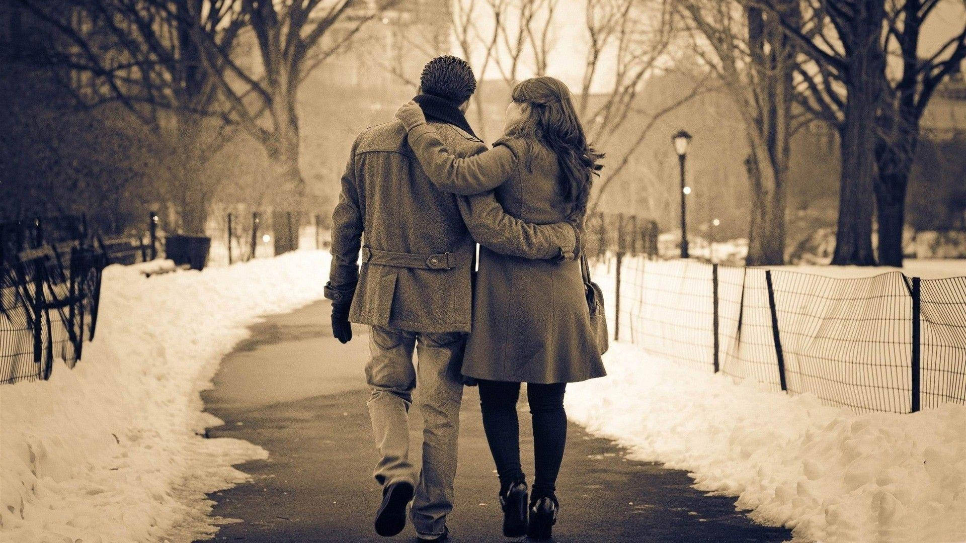 Romantic Couples 桌布 壁紙 — 一對情侶手挽手走在冬天公園的雪徑上，從背後觀看。