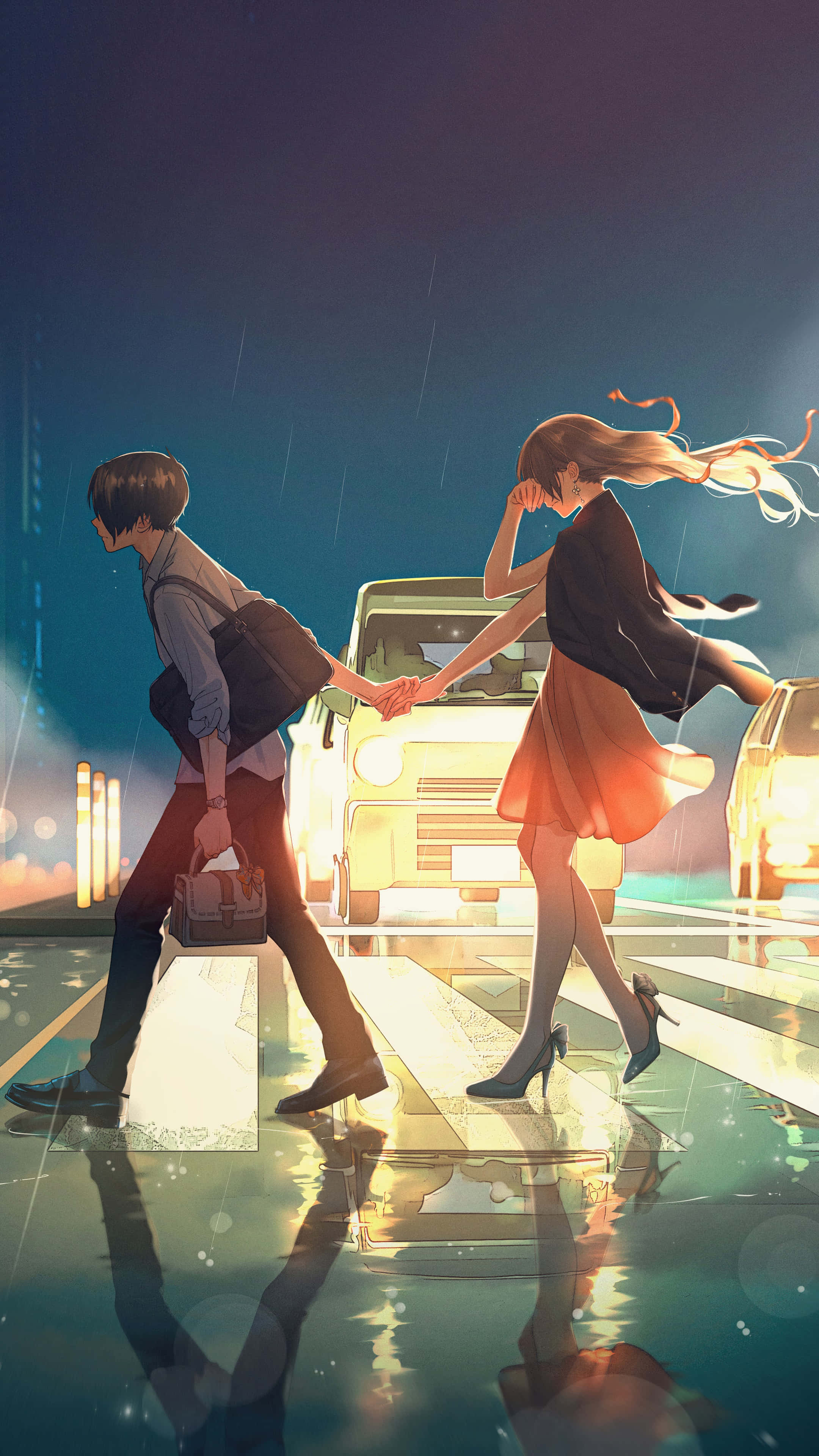 動漫情侶 桌布 壁紙 — 一對情侶手牽手在夜晚的雨中城市街道上行走，他們的倒影在潮濕的人行道上閃爍，在發光的街燈下。