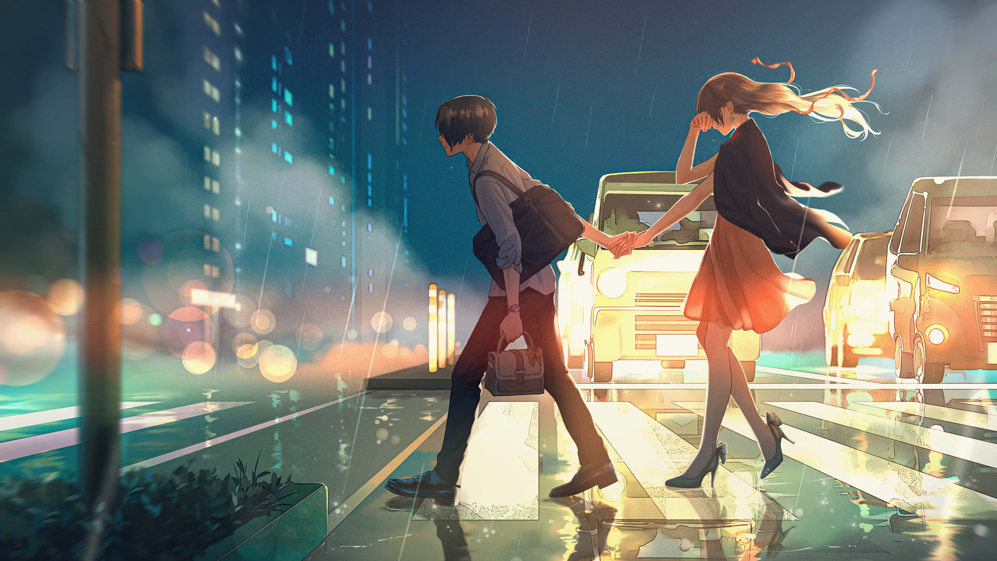 Passing 桌布 壁紙 — 一對情侶手牽手在雨夜的霓虹燈城市街道上行走，車頭燈在濕漉漉的路面上反射出光芒。