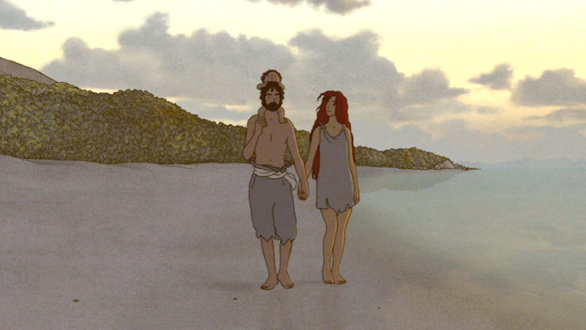 The Red Turtle 桌布 壁紙 — 一對情侶手牽手沿著寧靜的海灘漫步，夕陽西下，柔和的金色光芒和遠處的山丘在陰雲密佈的天空下。