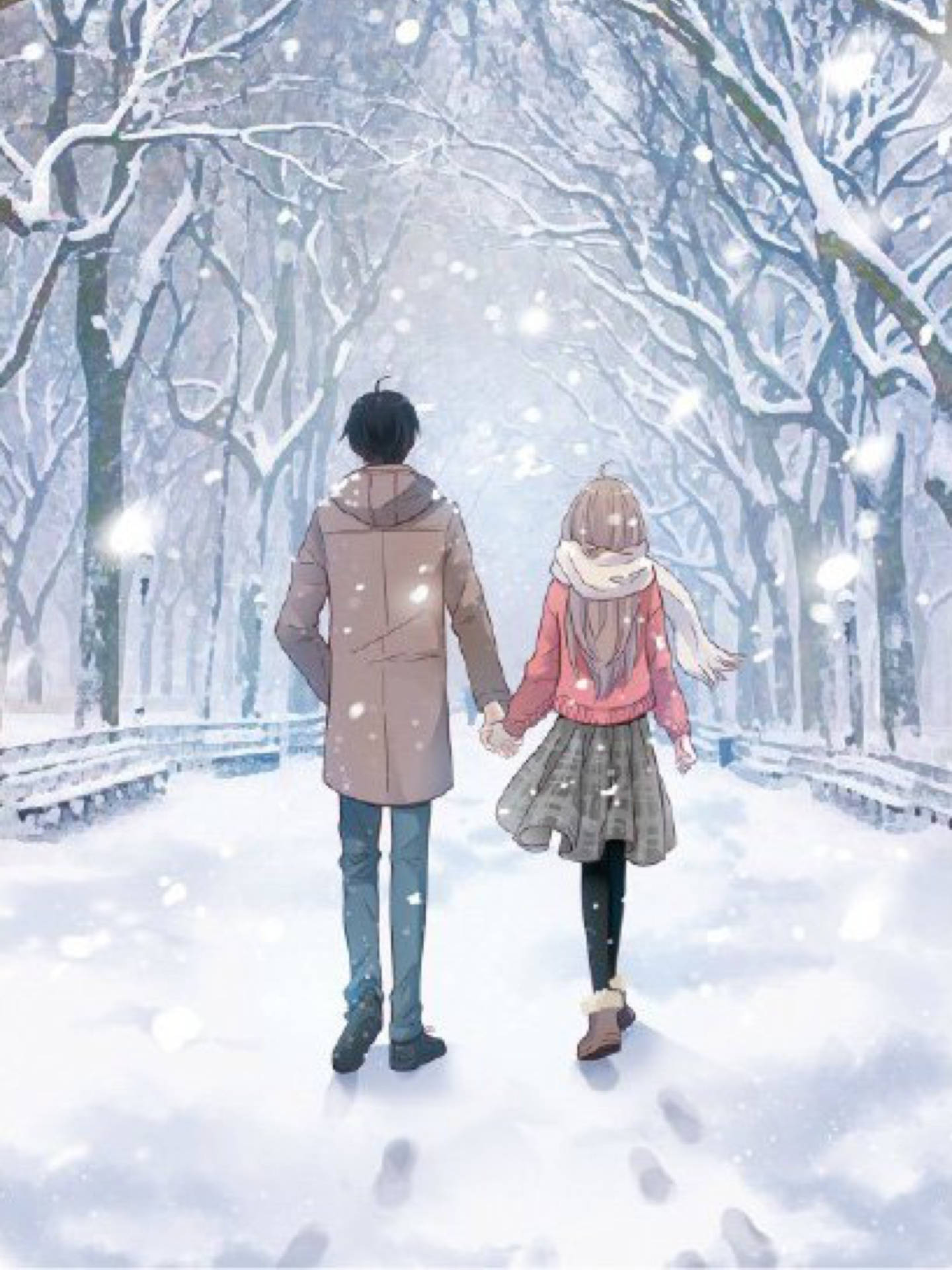 兩個人在雪地公園裡手牽手一起散步。