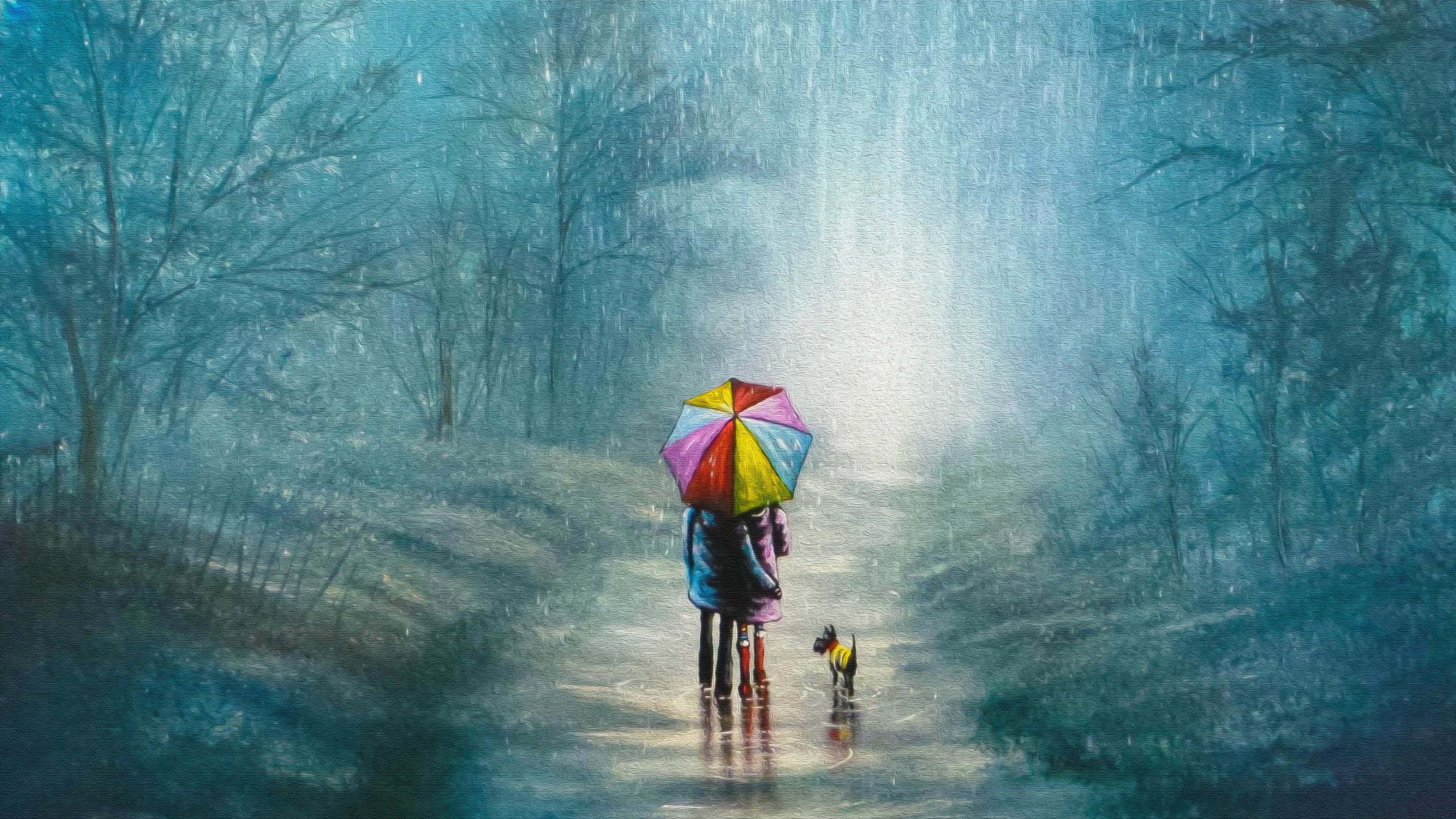 Rainy 桌布 壁紙 — 一對情侶撐著彩虹傘，帶著狗在霧氣瀰漫的雨中森林小徑上行走，柔和的光芒照耀著。