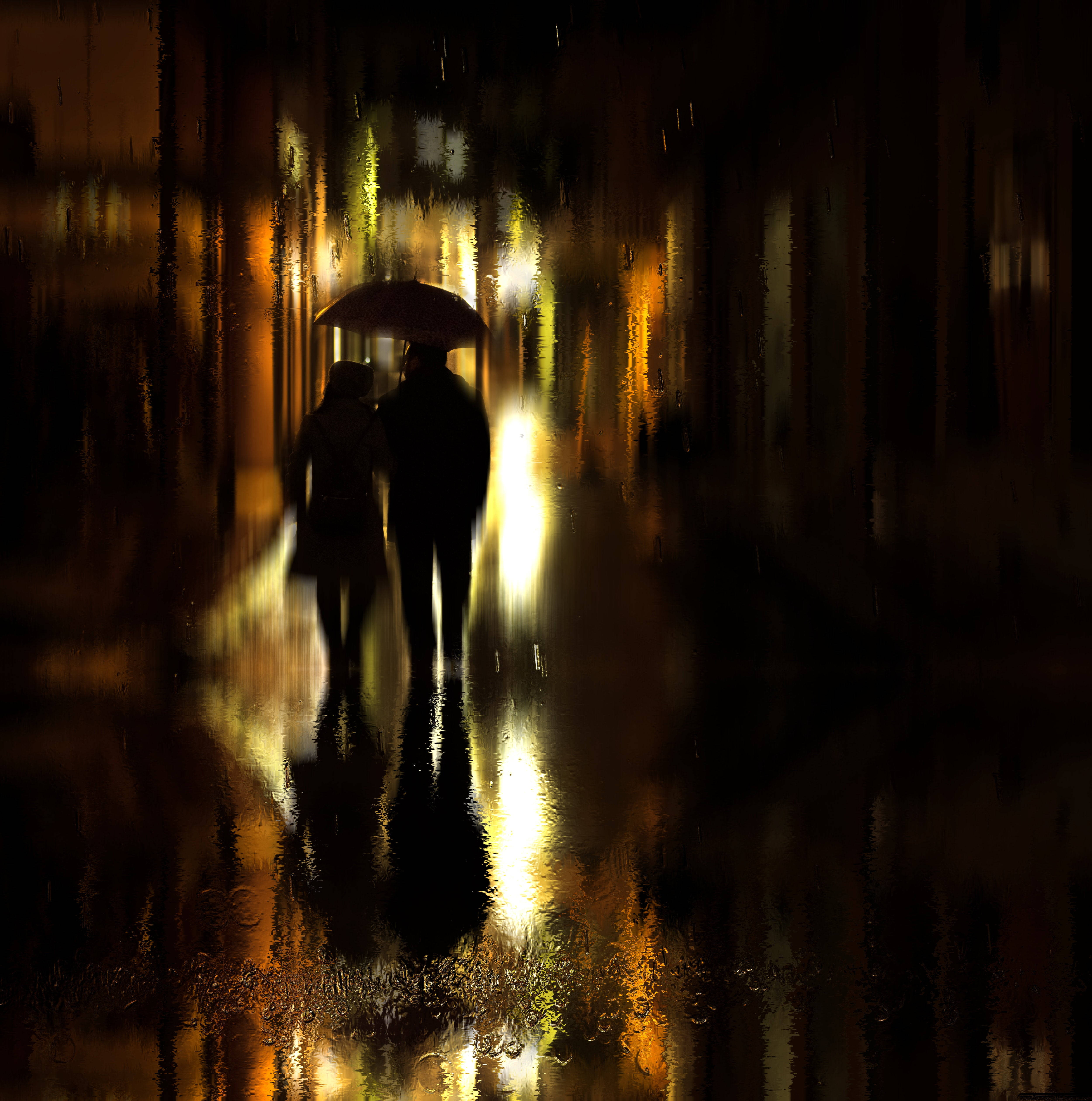 情侶 桌布 壁紙 — 一對情侶的剪影在雨傘下走過被雨水打濕的街道，街道閃耀著溫暖的金色倒影。