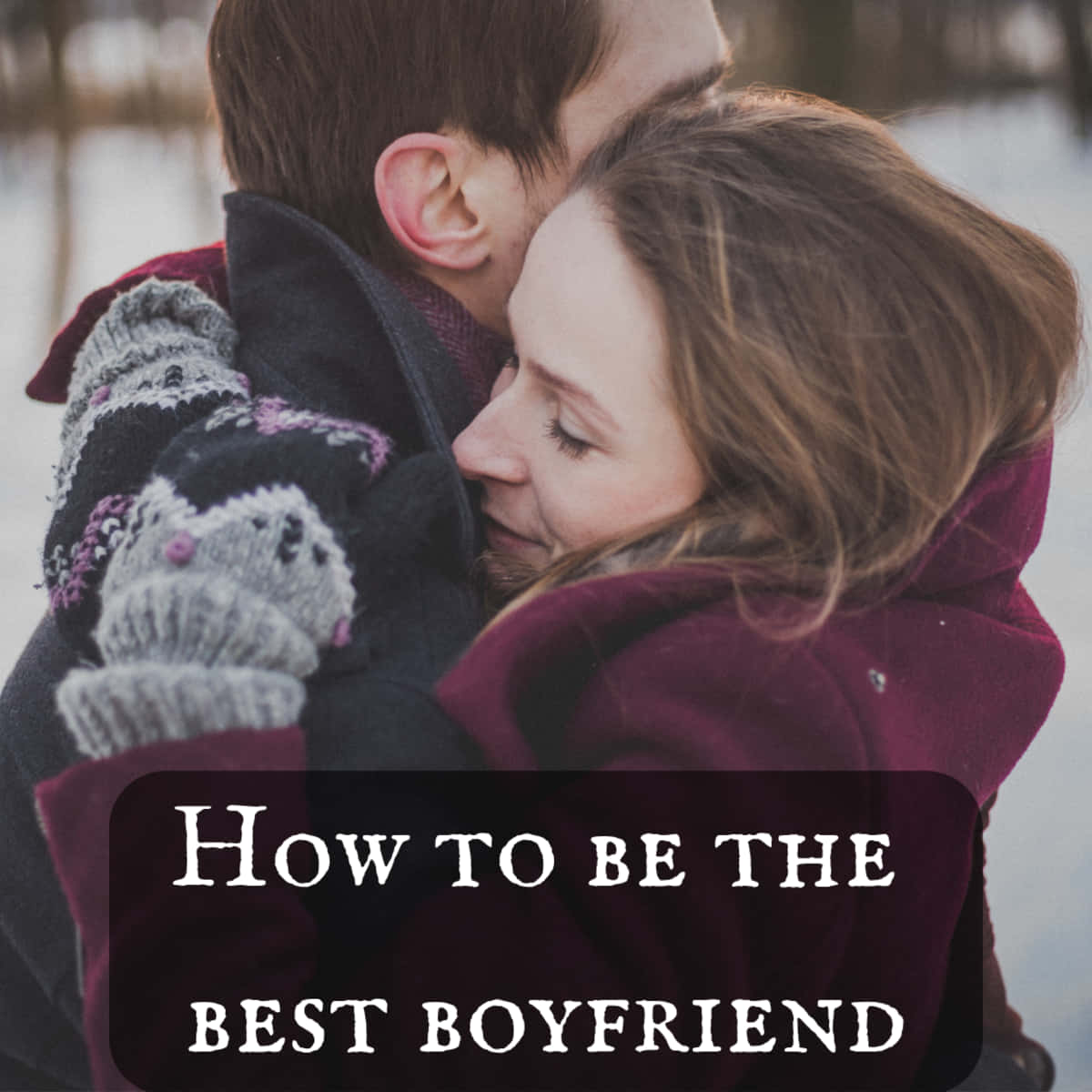 boyfriend 桌布 壁紙 — 一對情侶穿著冬季外套在雪景背景下溫暖擁抱，並帶有文字疊加。