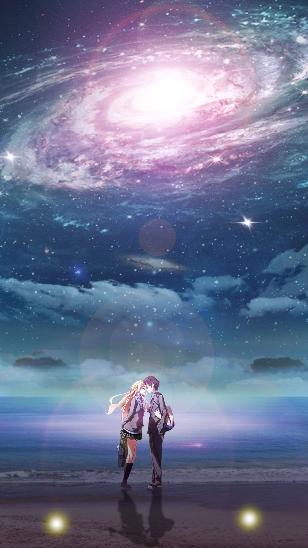 lie 桌布 壁紙 — 一對情侶站在海灘上，下方是閃爍的螺旋星系，有星星和雲朵，營造出夢幻的動畫場景。