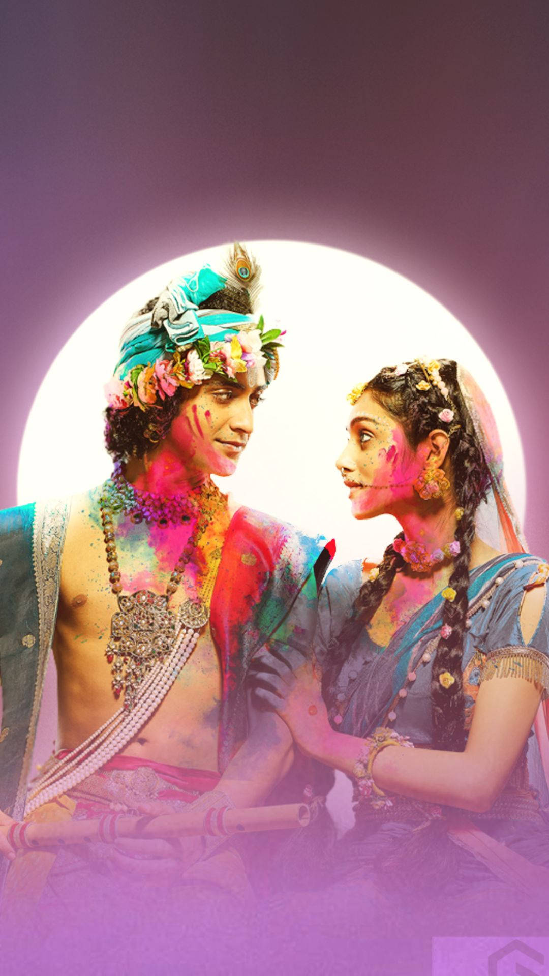radha krishna serial 桌布 壁紙 — 一對情侶身著鮮豔的彩色粉末和傳統服飾，在發光的月亮背景下深情對望。