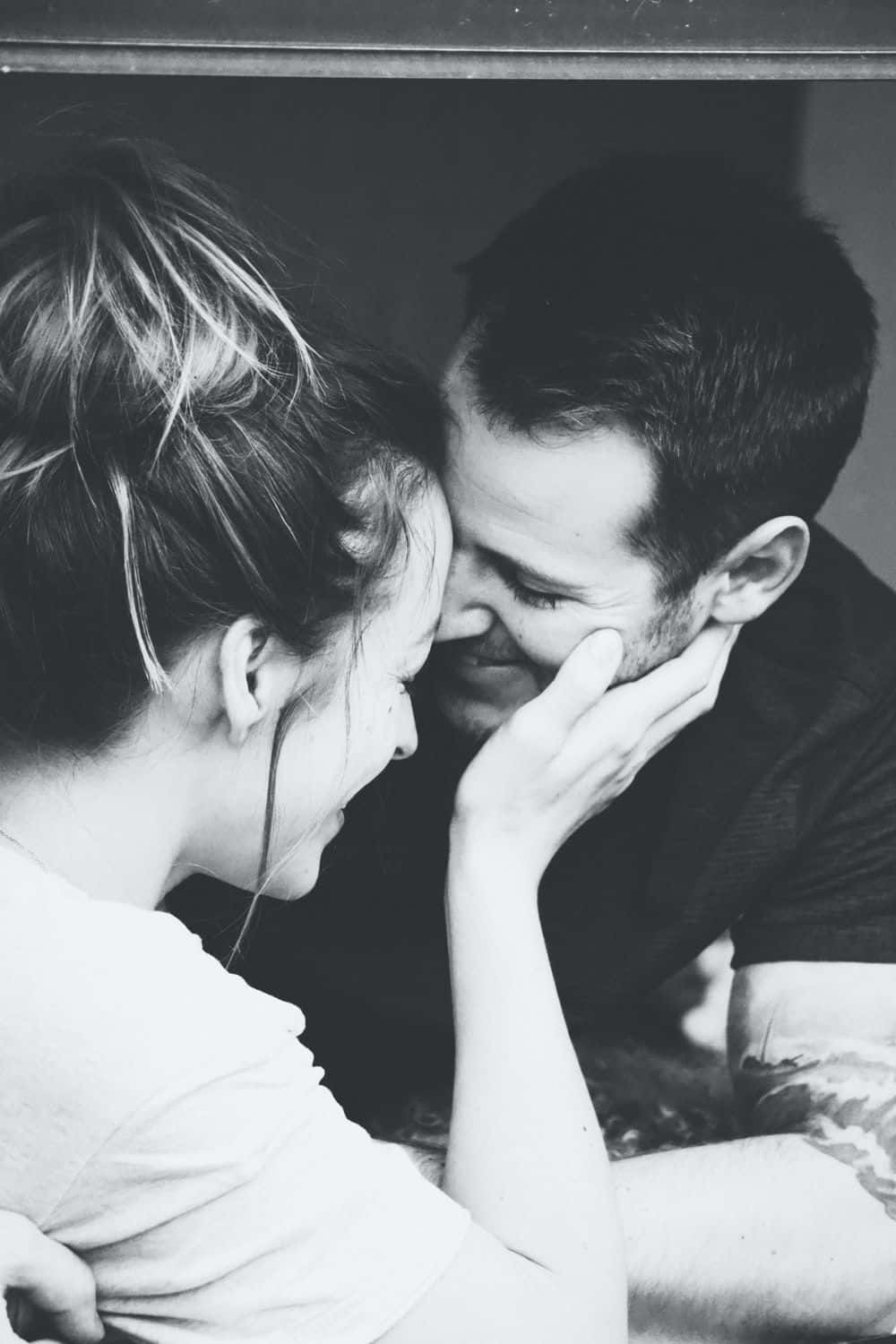 Lovers 桌布 壁紙 — 一對情侶額頭相觸、溫柔微笑，分享溫馨時刻的黑白親密肖像。