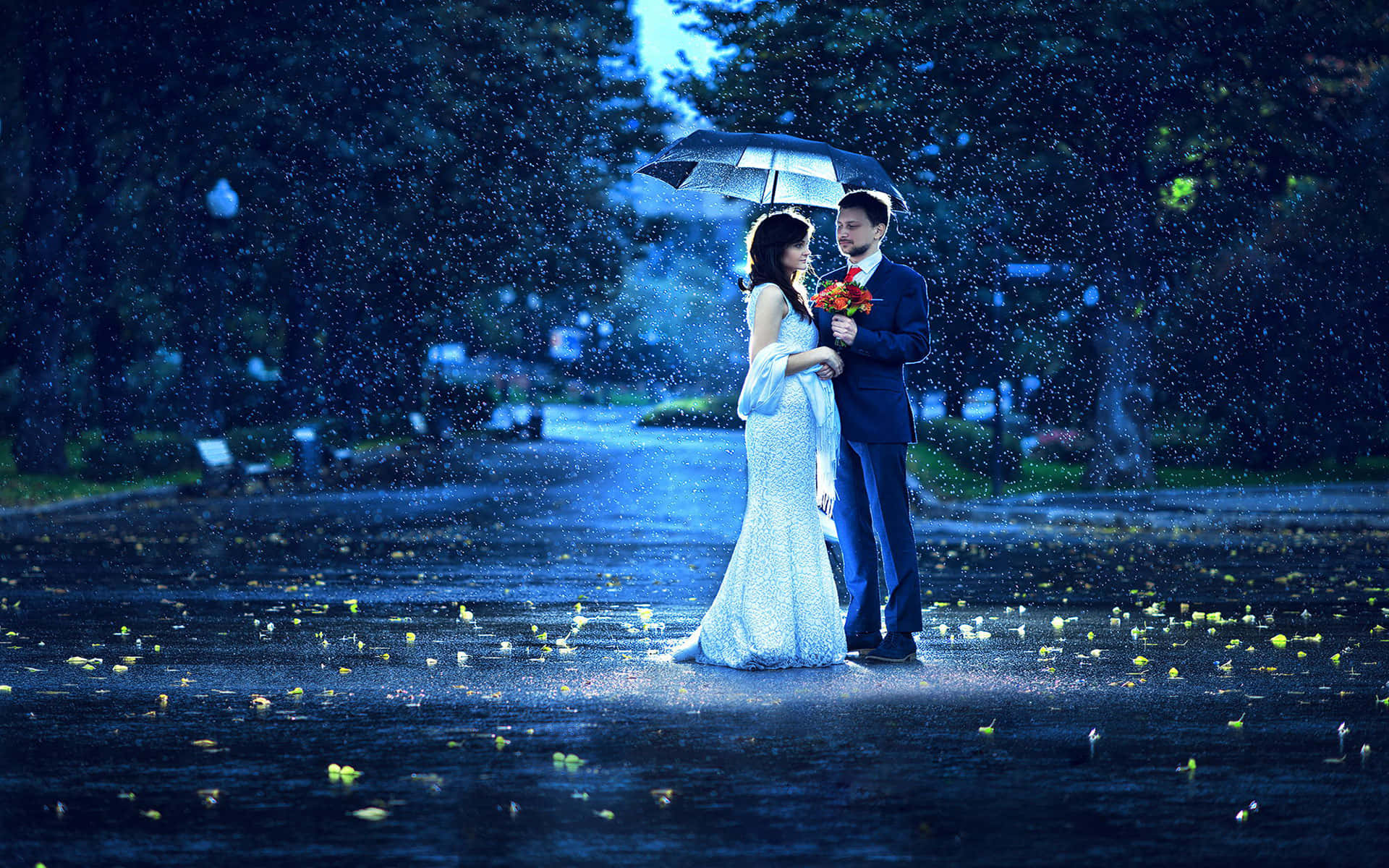 一對戀人在金色雨中相擁 壁紙