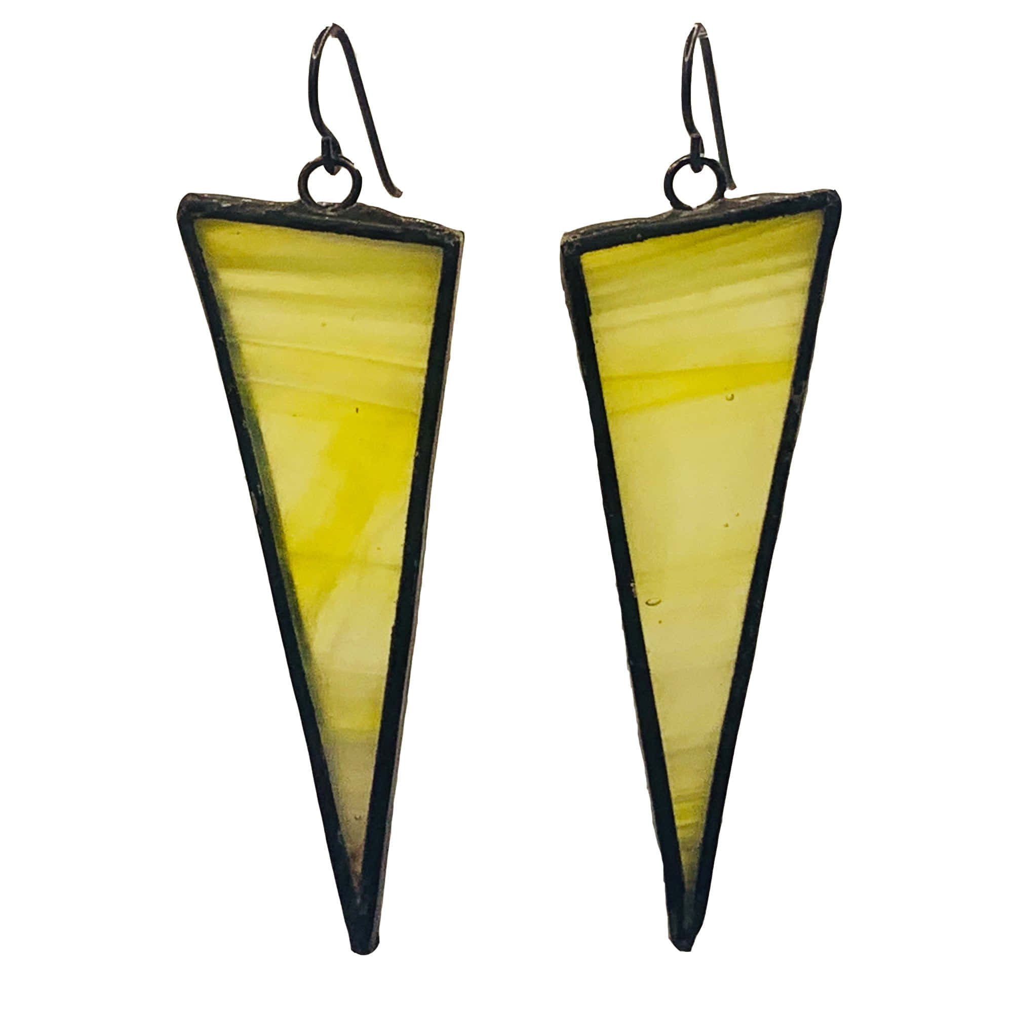 Yellow Triangle 桌布 壁紙 — 一對手工製作的三角形黃色彩色玻璃耳環，帶有黑色金屬掛鉤，背景為白色。
