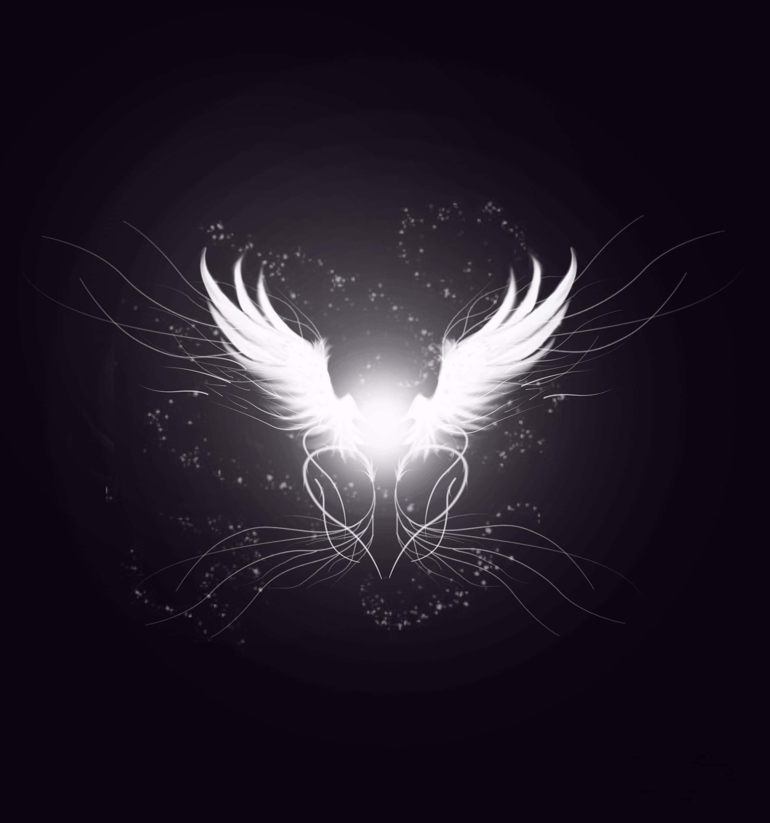 Angel Wings 桌布 壁紙 — 一對散發光芒的白色天使翅膀，在黑暗背景中閃爍著粒子。