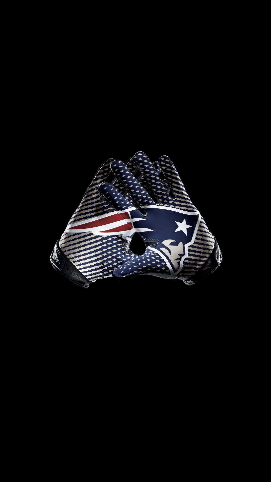Awesome Patriots 桌布 壁紙 — 一對新英格蘭愛國者隊美式足球手套，帶有愛國條紋和標誌，居中置於純黑背景上。