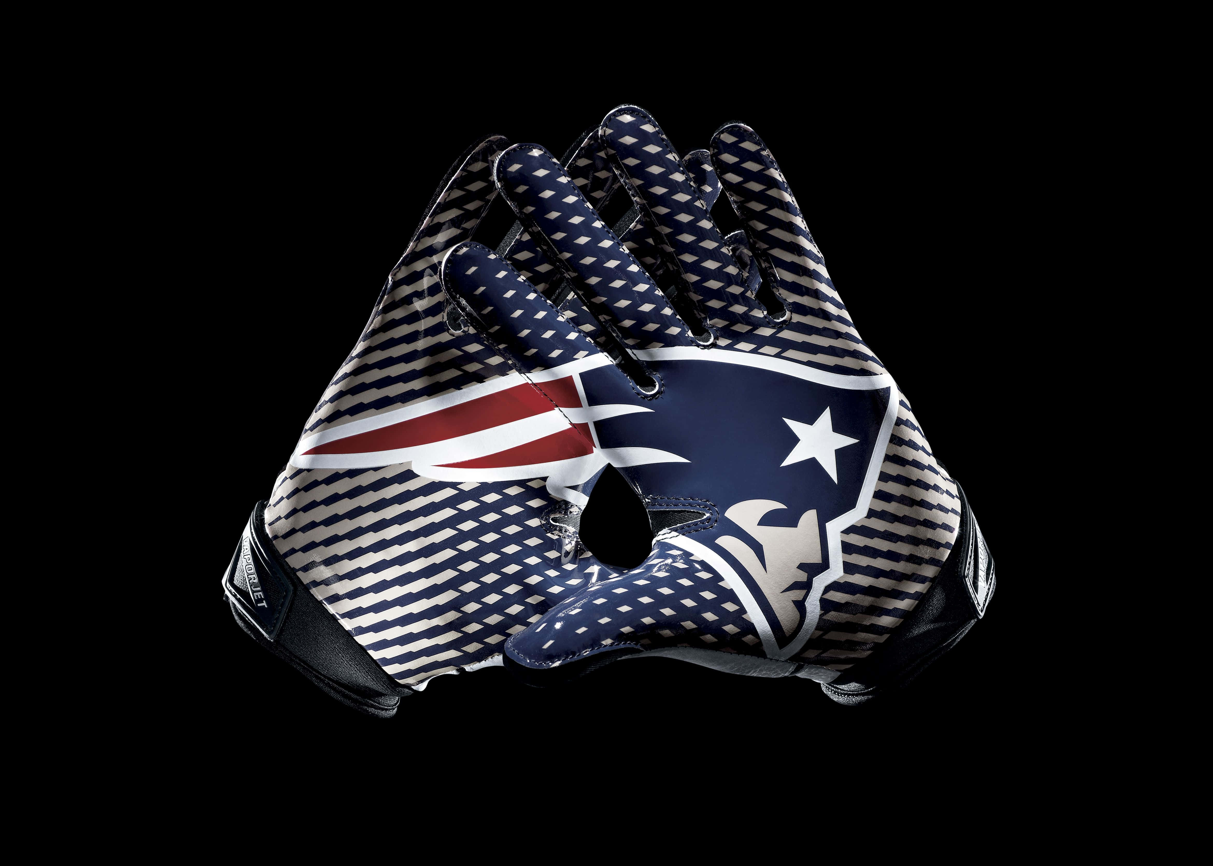 Patriots 桌布 壁紙 — 一對新英格蘭愛國者隊美式足球手套，帶有愛國條紋和標誌，背景為黑色。